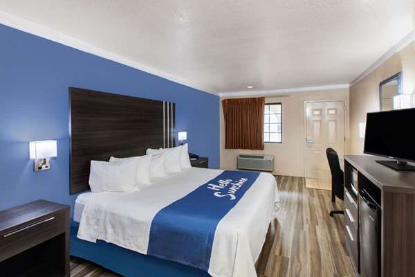  - Days Inn & Suites Braunig Lake Elmendorf