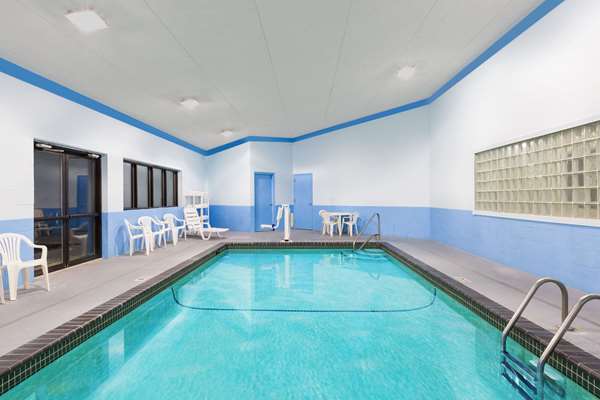 Pool - Days Inn & Suites Airport Des Moines