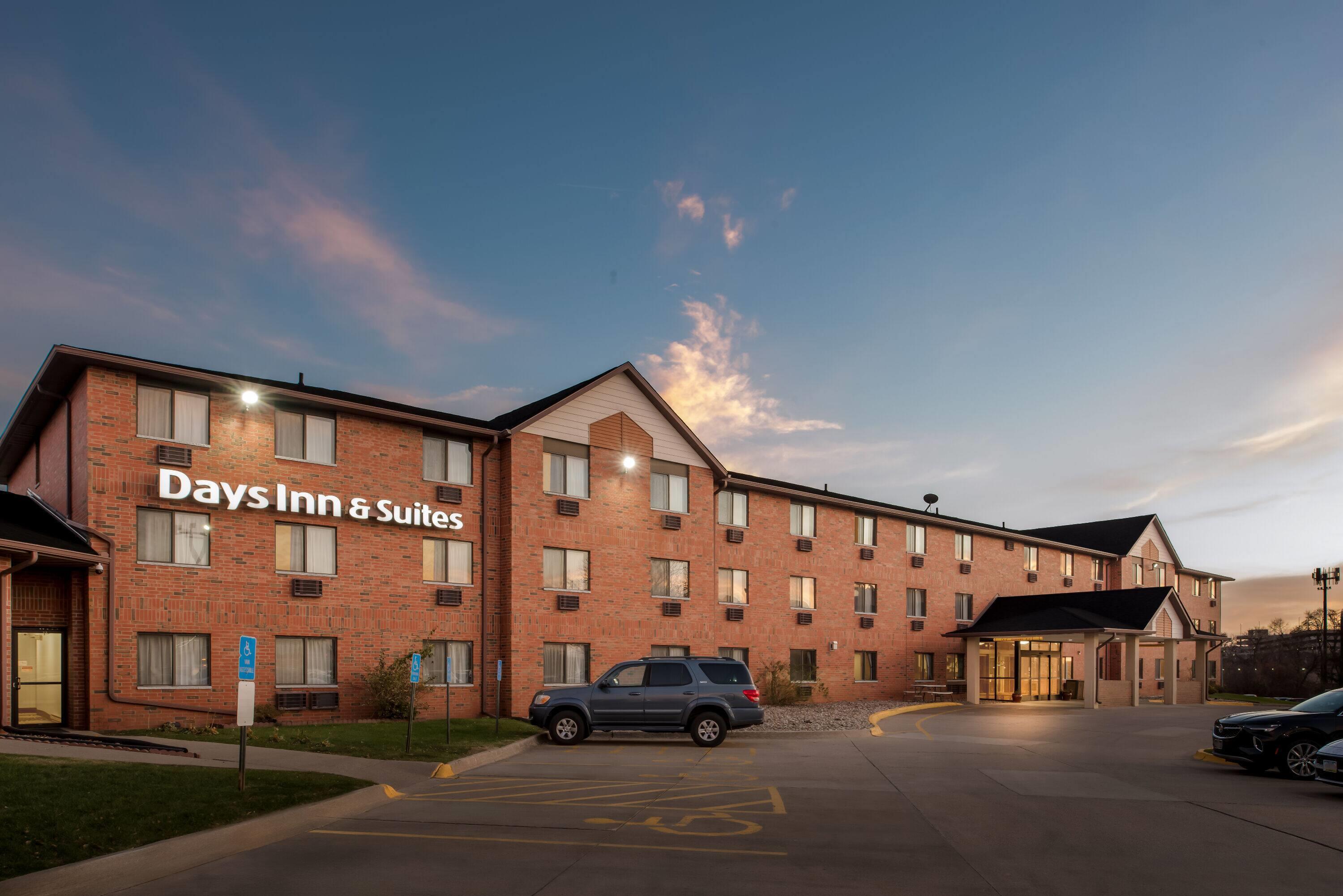 Exterior | Days Inn & Suites by Wyndham Des Moines Airport