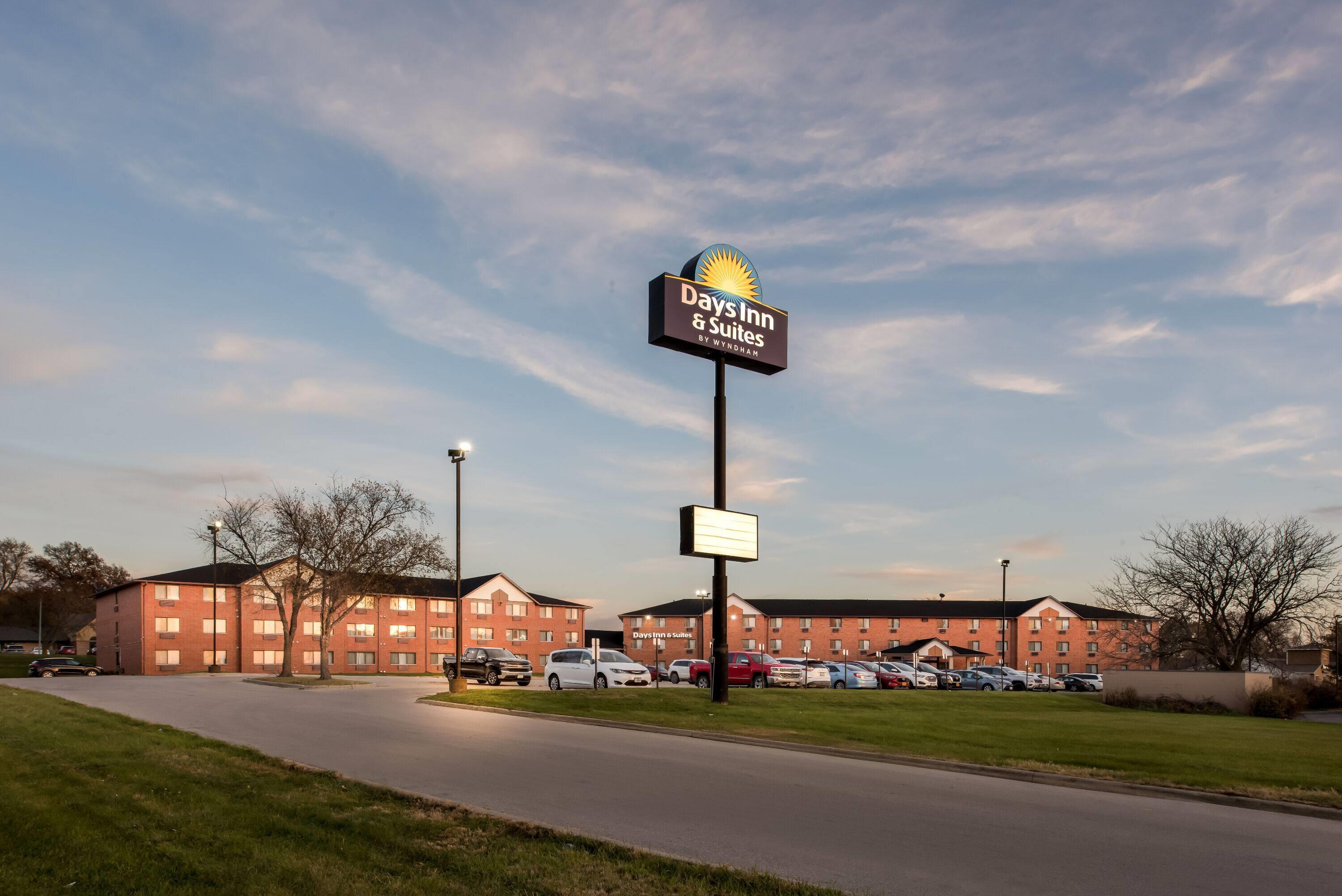 Exterior | Days Inn & Suites by Wyndham Des Moines Airport