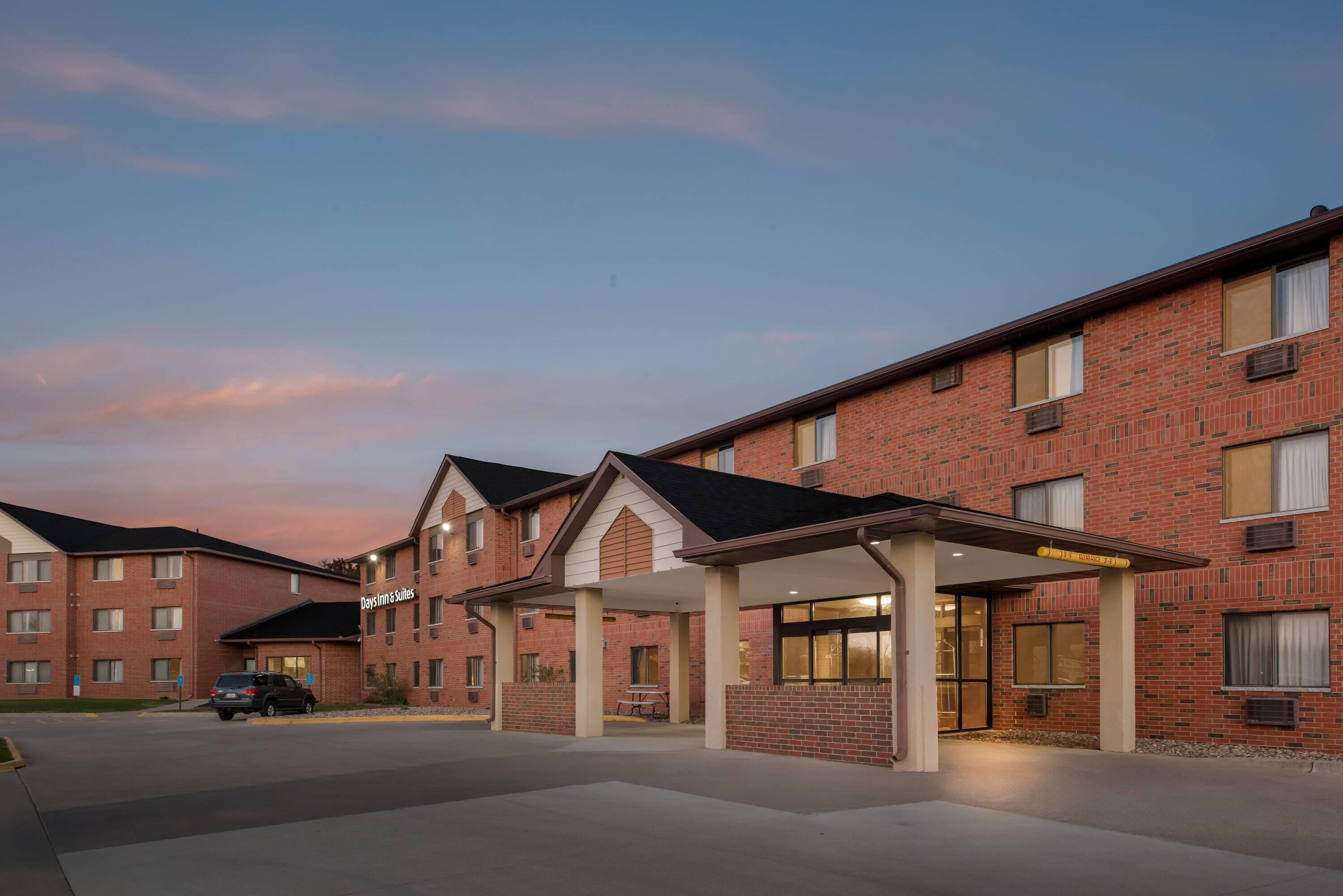 Exterior | Days Inn & Suites by Wyndham Des Moines Airport