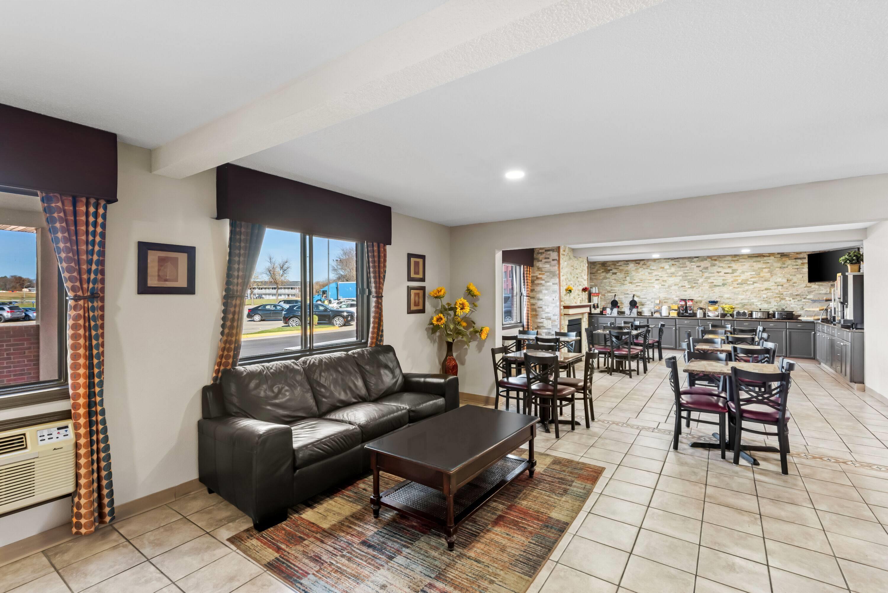 Lobby | Days Inn & Suites by Wyndham Des Moines Airport