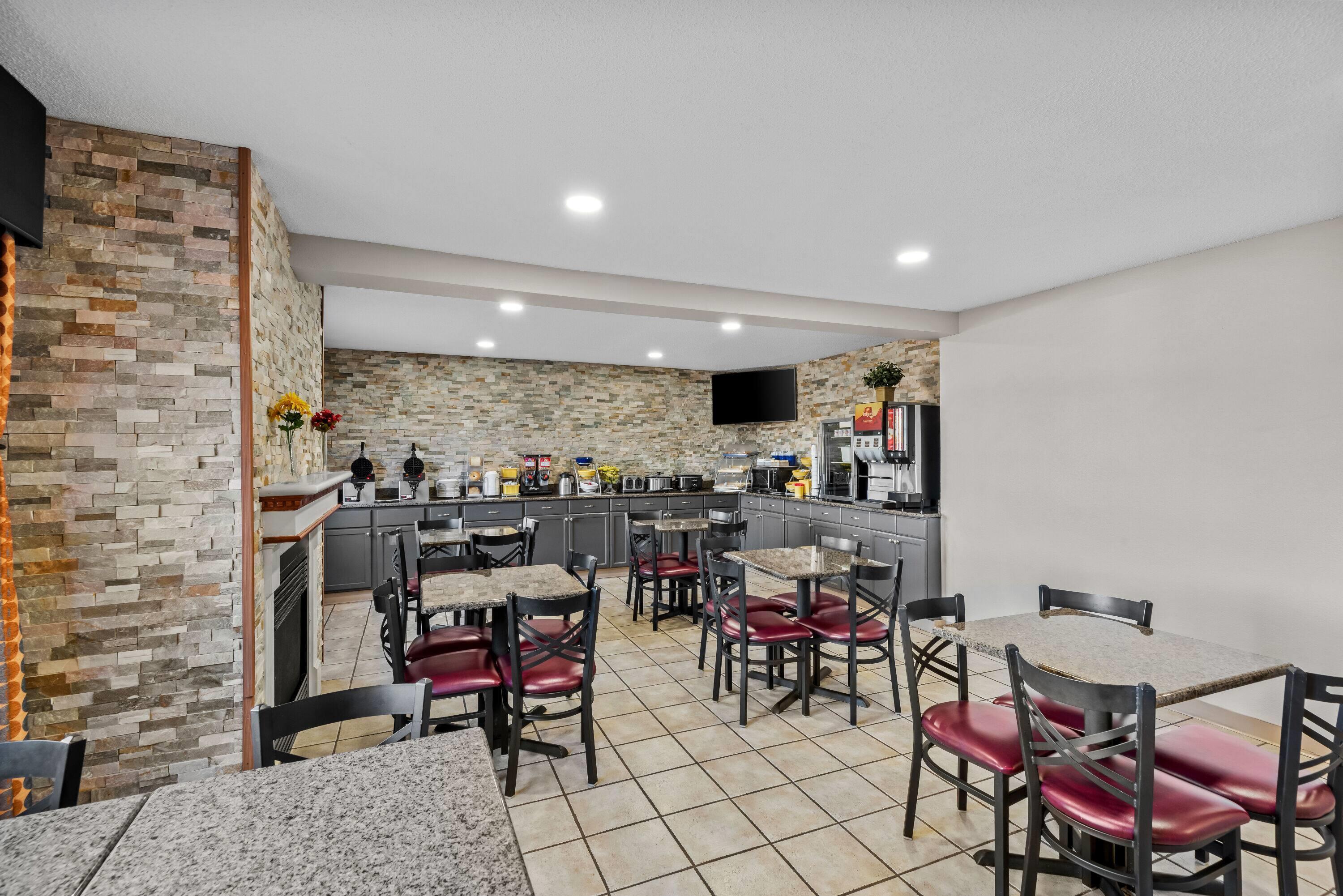 Breakfast Area | Days Inn & Suites by Wyndham Des Moines Airport