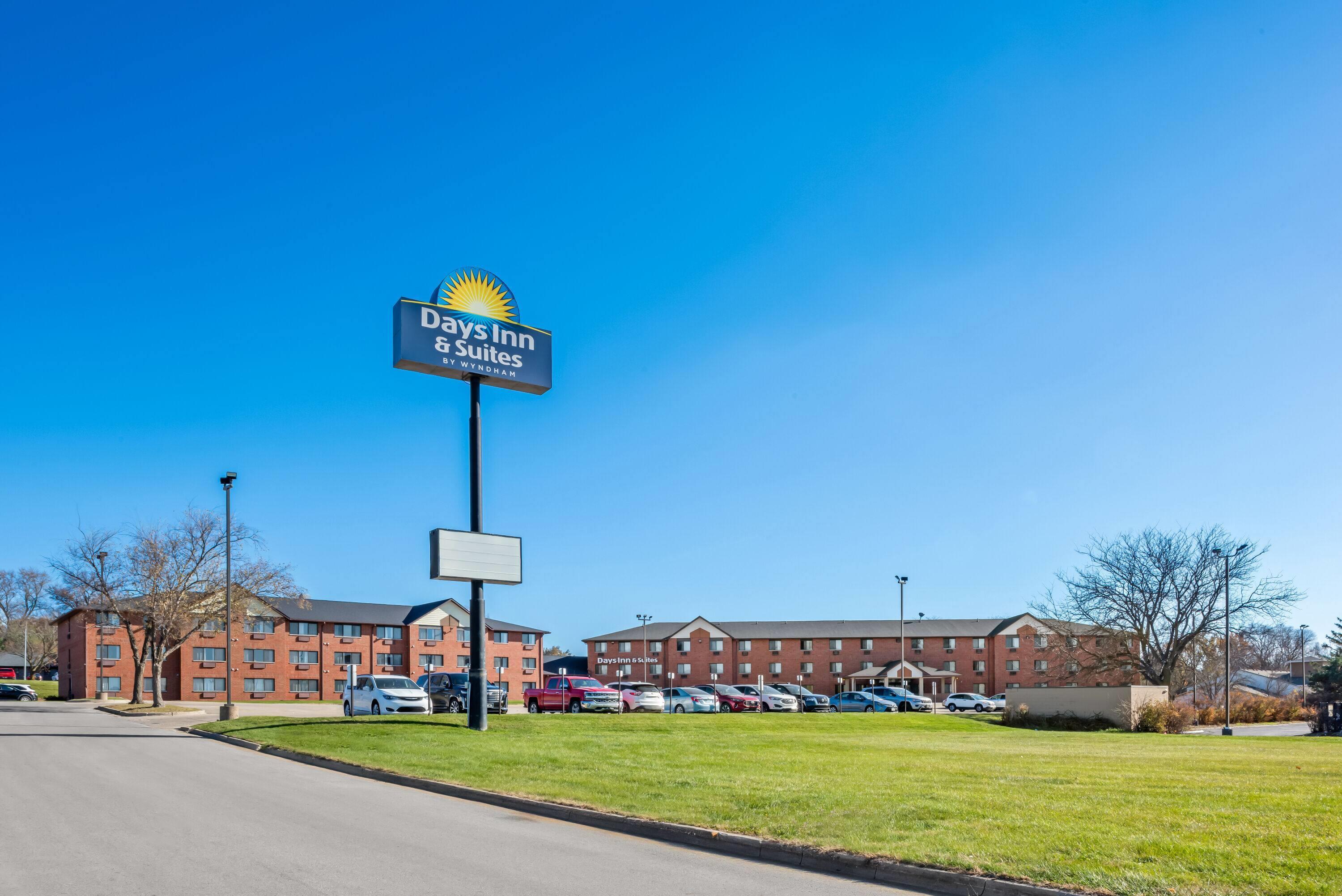 Exterior | Days Inn & Suites by Wyndham Des Moines Airport