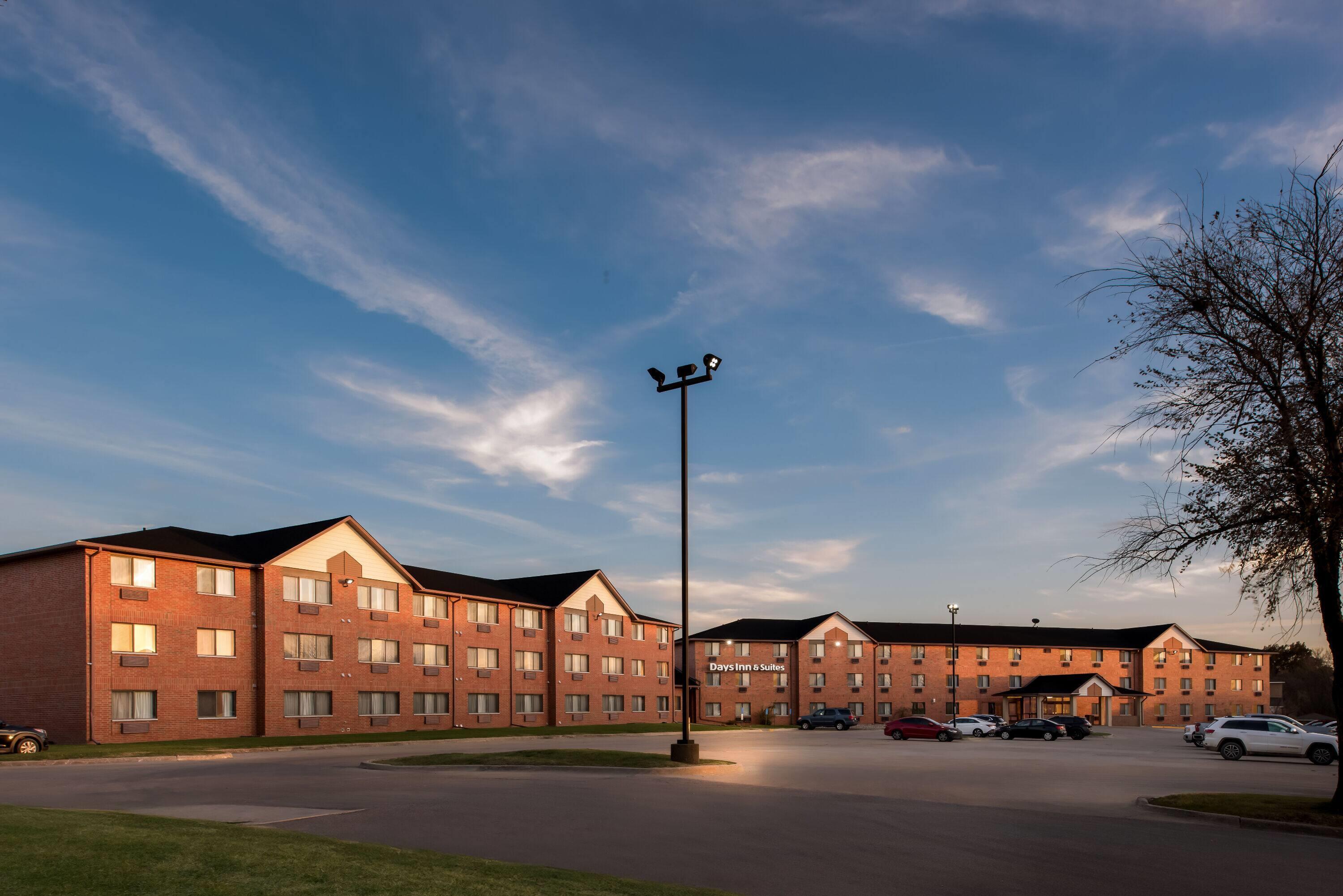 Exterior | Days Inn & Suites by Wyndham Des Moines Airport