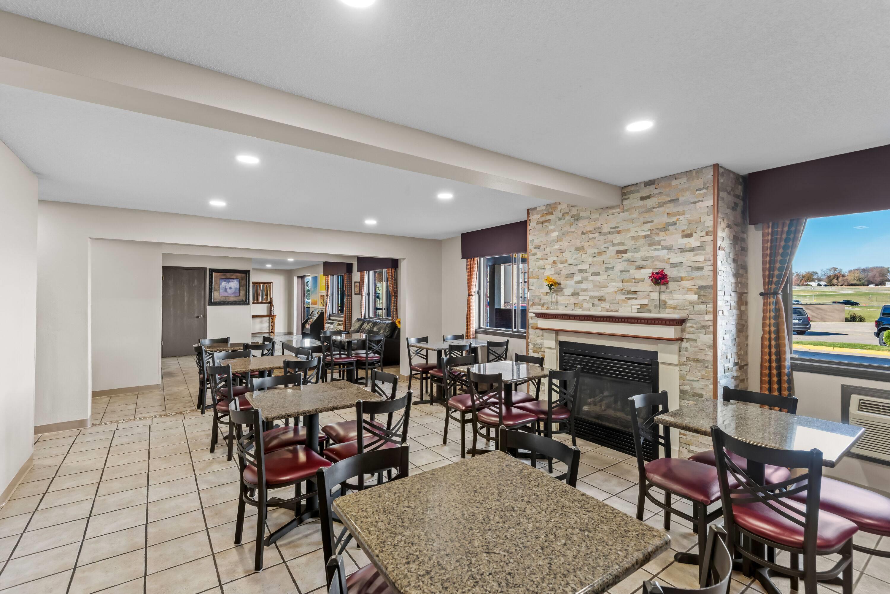 Breakfast Area | Days Inn & Suites by Wyndham Des Moines Airport