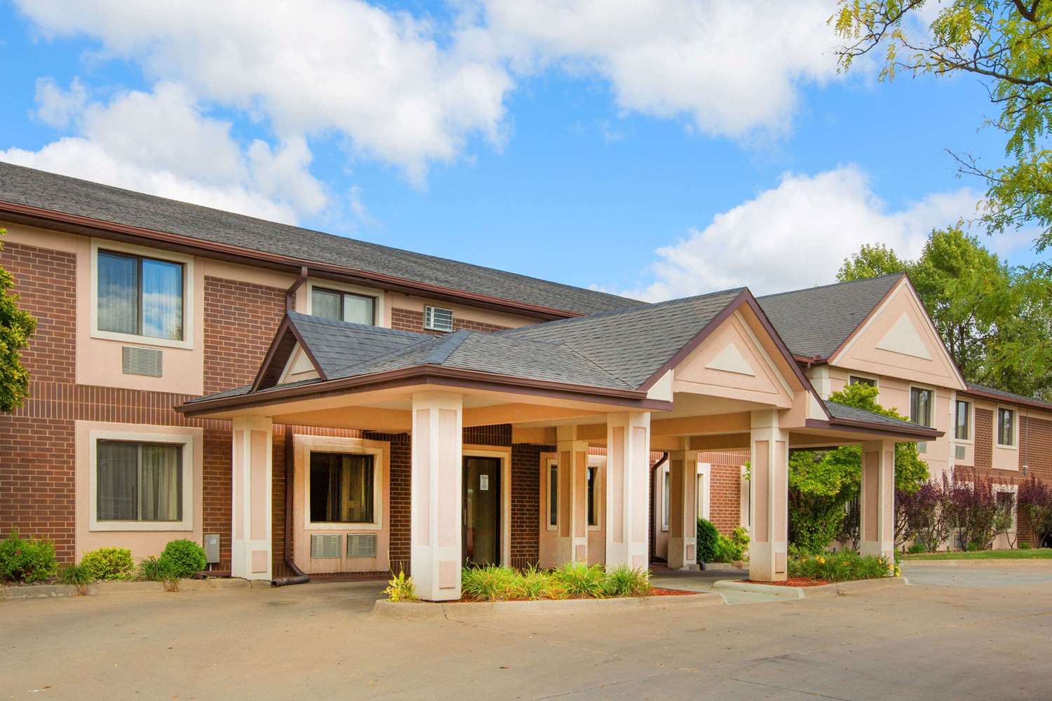 Super 8 Hotel West Clive I35 & I80, Exit 124, IA See Discounts