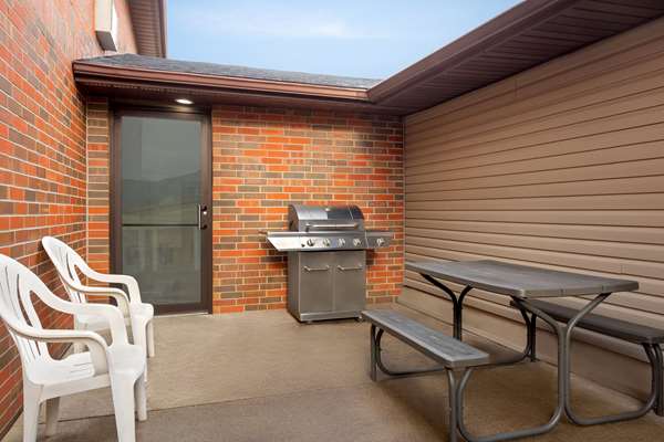  - Howard Johnson Inn Waterloo