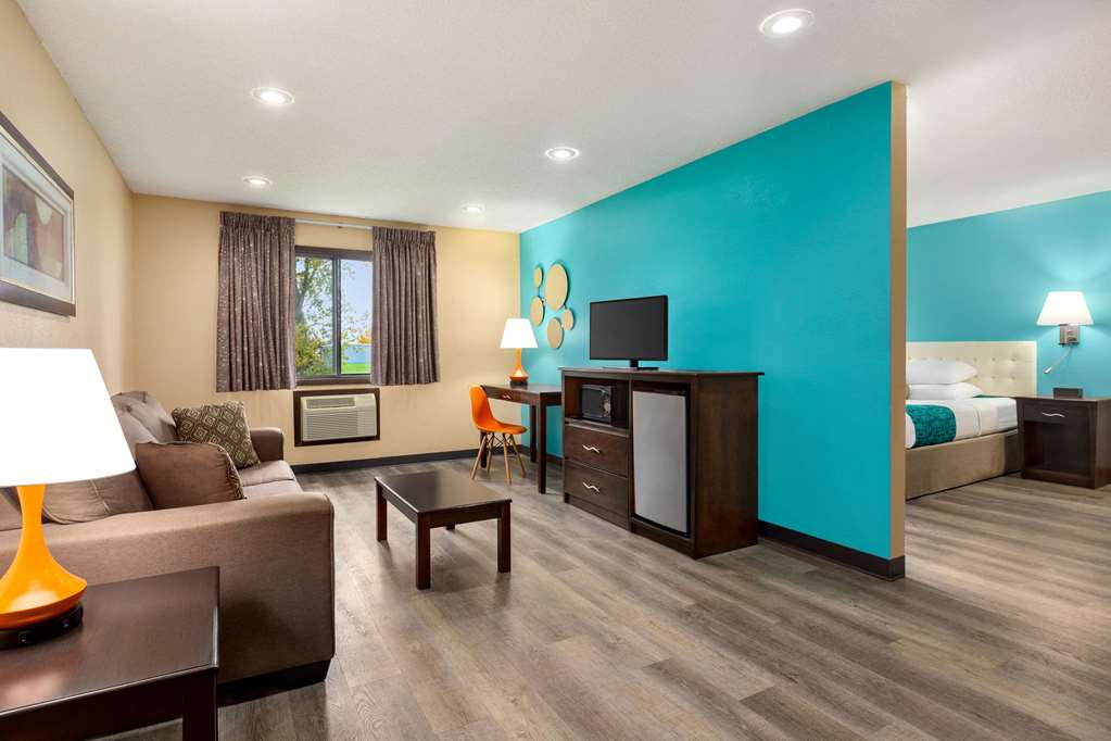 Howard Johnson by Wyndham Waterloo/Cedar Falls - Tap to explore photos