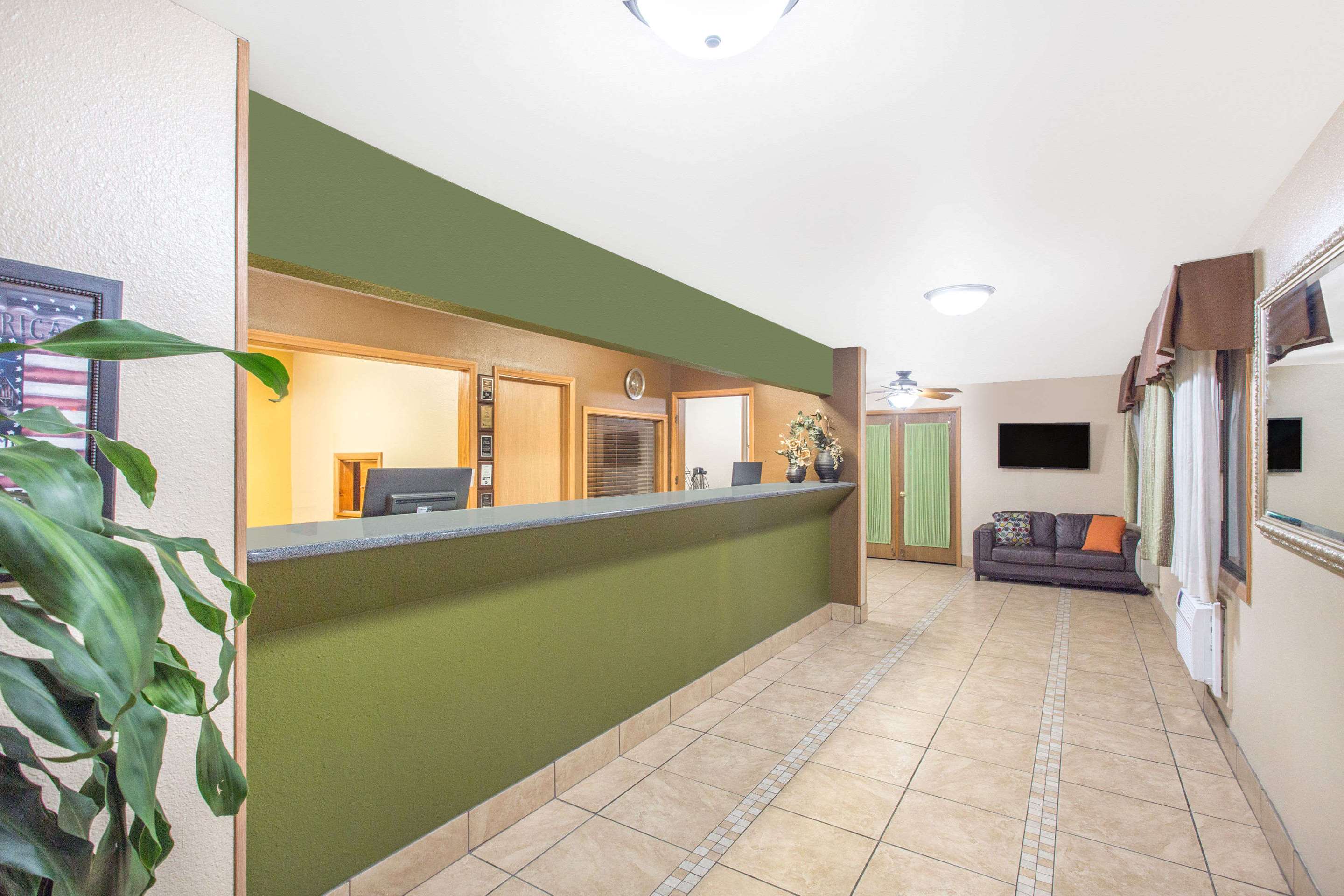 Lobby | Baymont by Wyndham Dubuque
