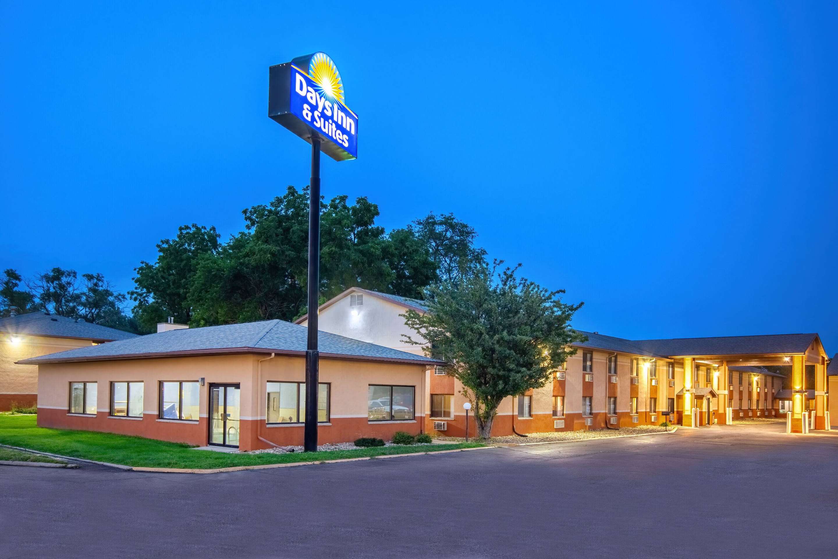 Exterior | Days Inn & Suites by Wyndham Waterloo