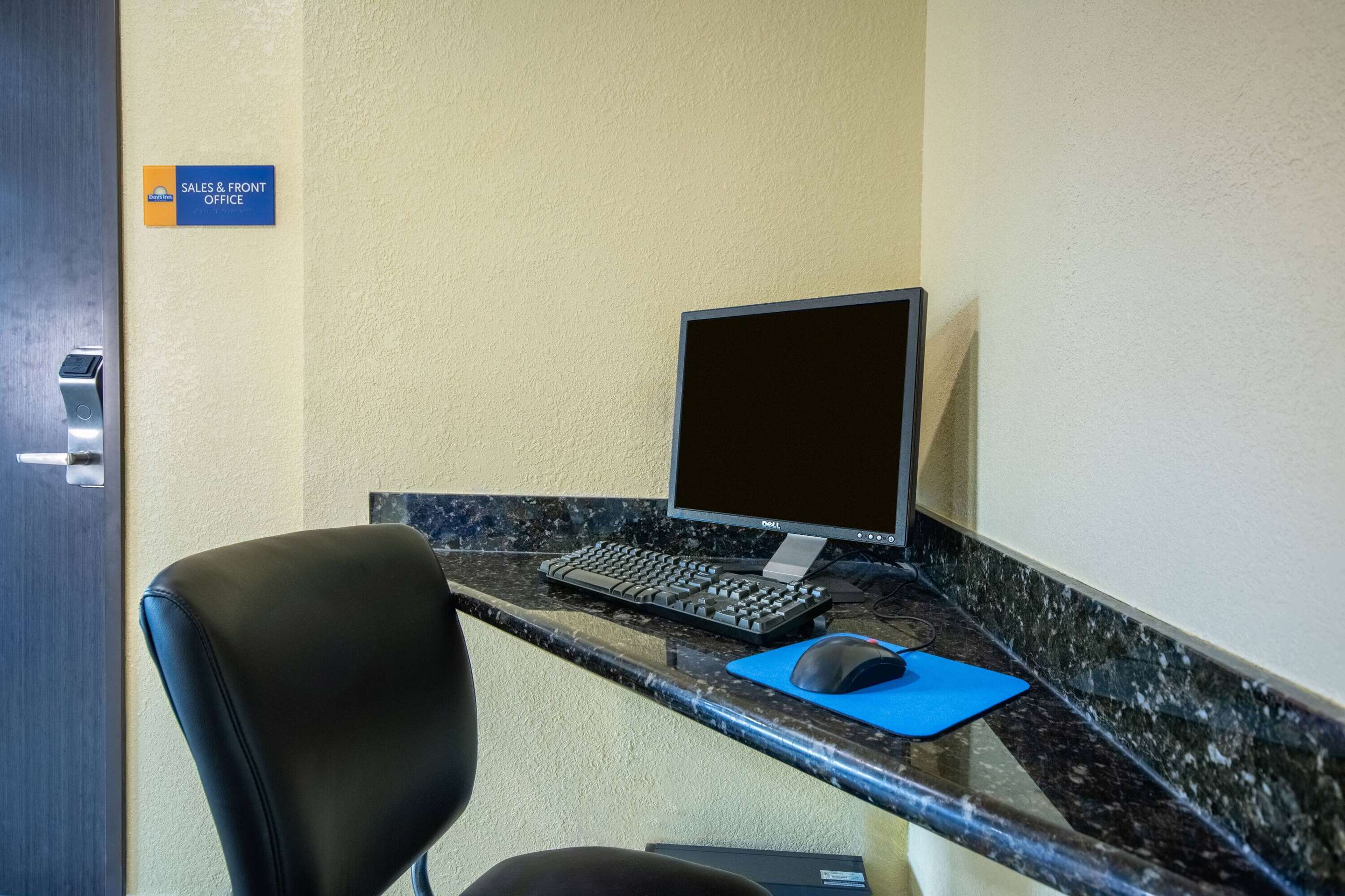 Business Center | Days Inn & Suites by Wyndham Waterloo