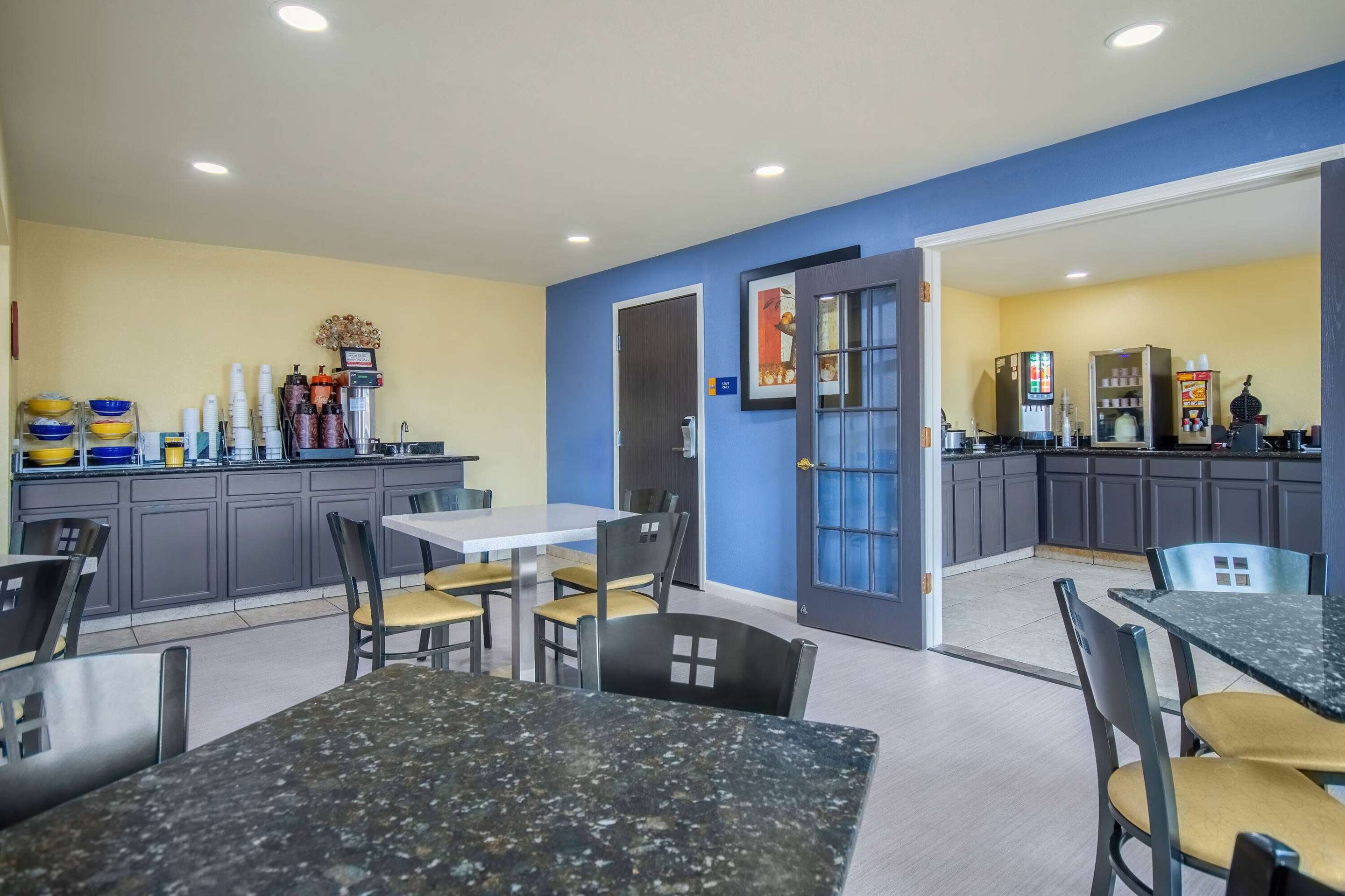 Breakfast Area | Days Inn & Suites by Wyndham Waterloo