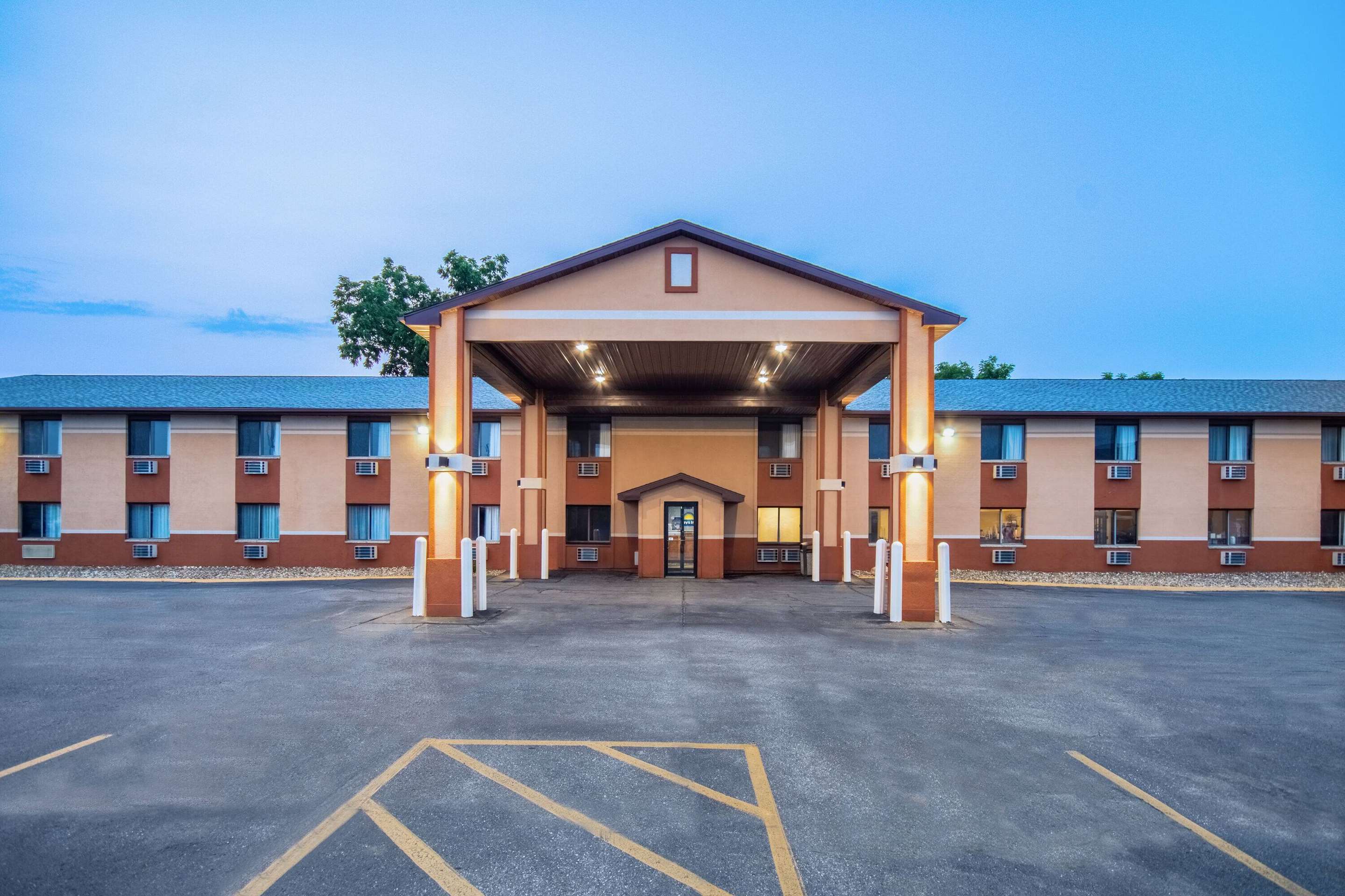 Exterior | Days Inn & Suites by Wyndham Waterloo