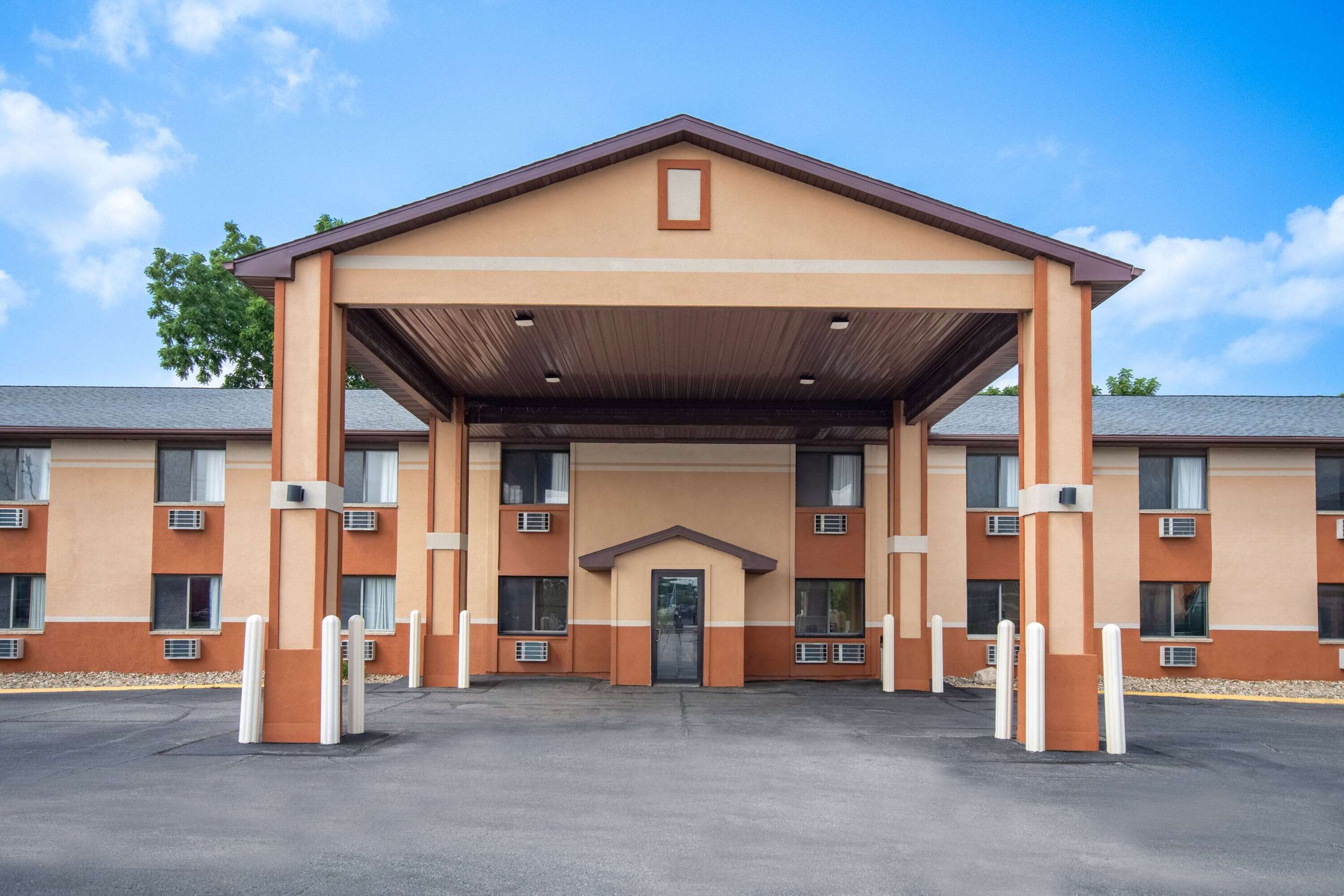 Exterior | Days Inn & Suites by Wyndham Waterloo