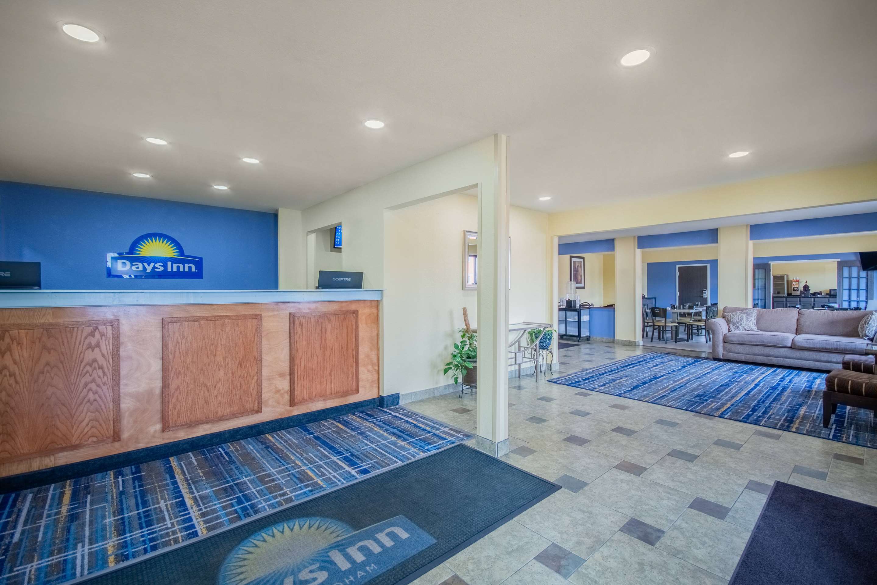 Lobby | Days Inn & Suites by Wyndham Waterloo