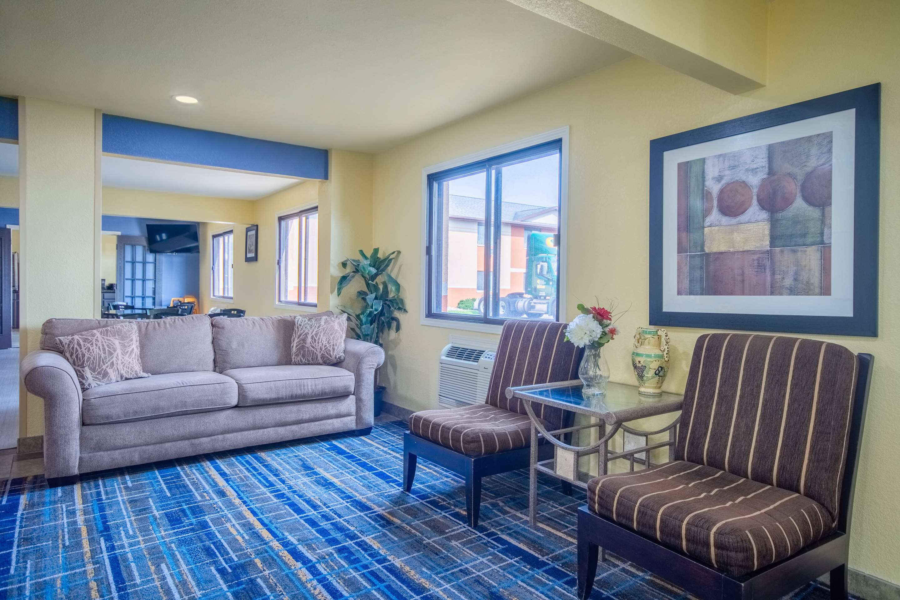 Lobby | Days Inn & Suites by Wyndham Waterloo