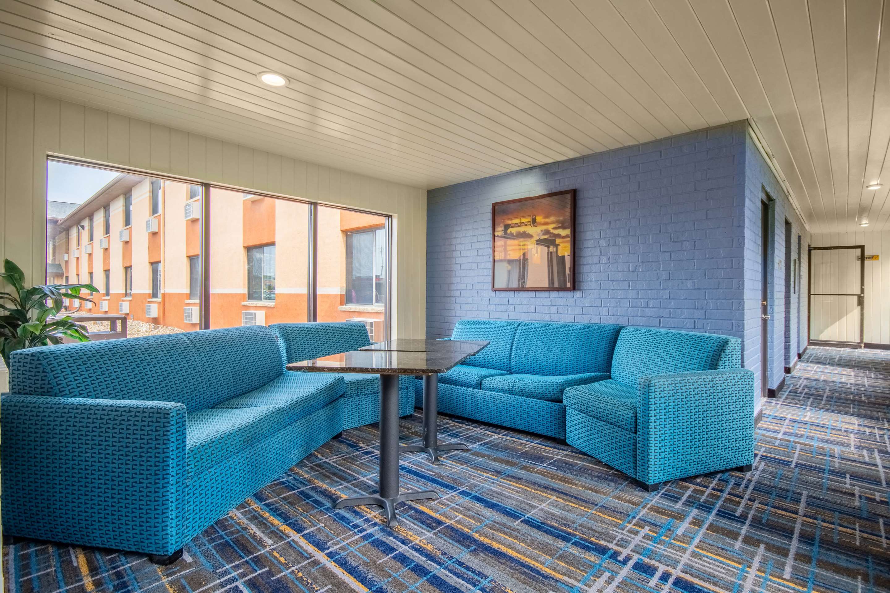 Lobby | Days Inn & Suites by Wyndham Waterloo