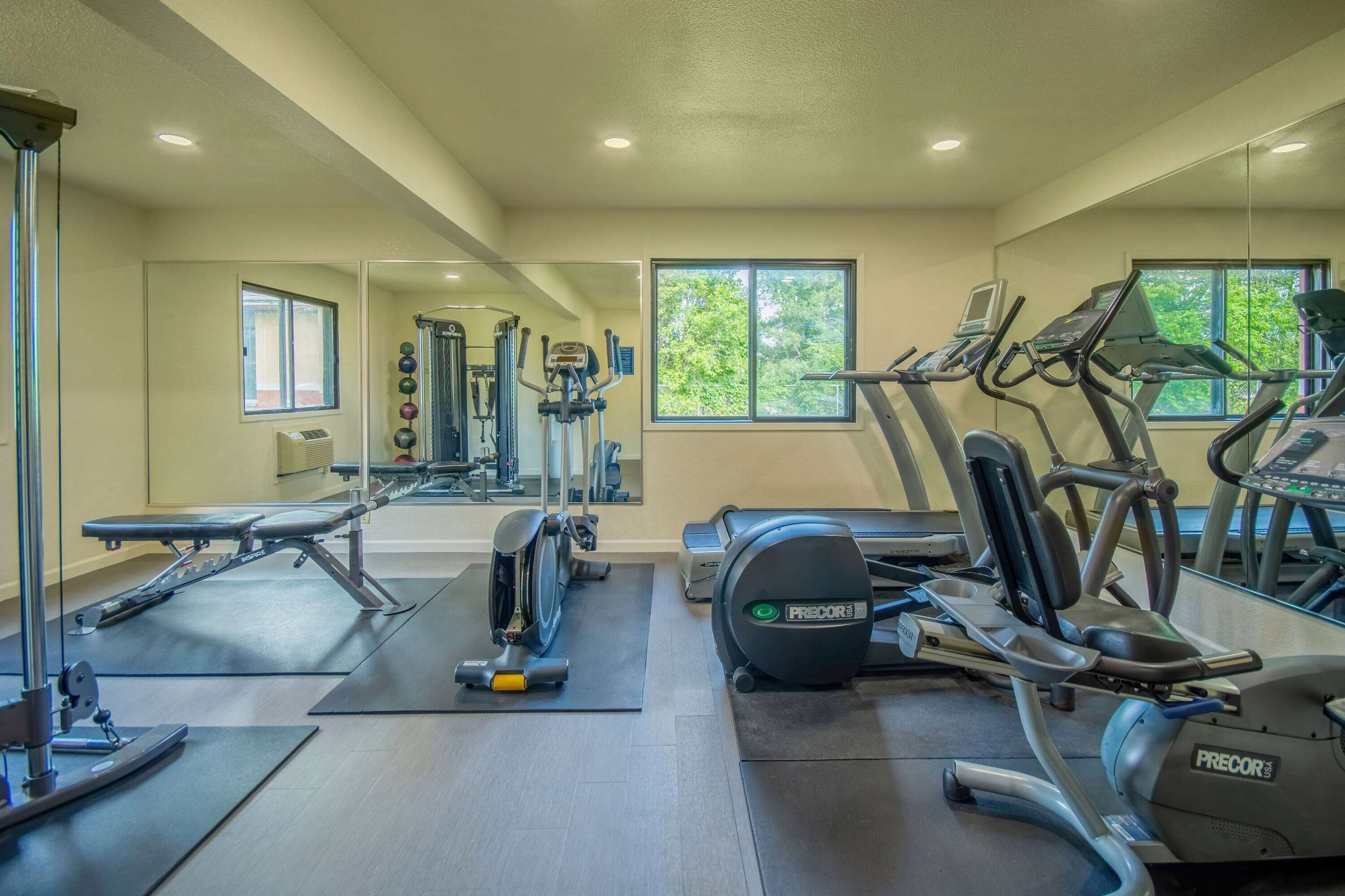 Health club fitness center gym | Days Inn & Suites by Wyndham Waterloo