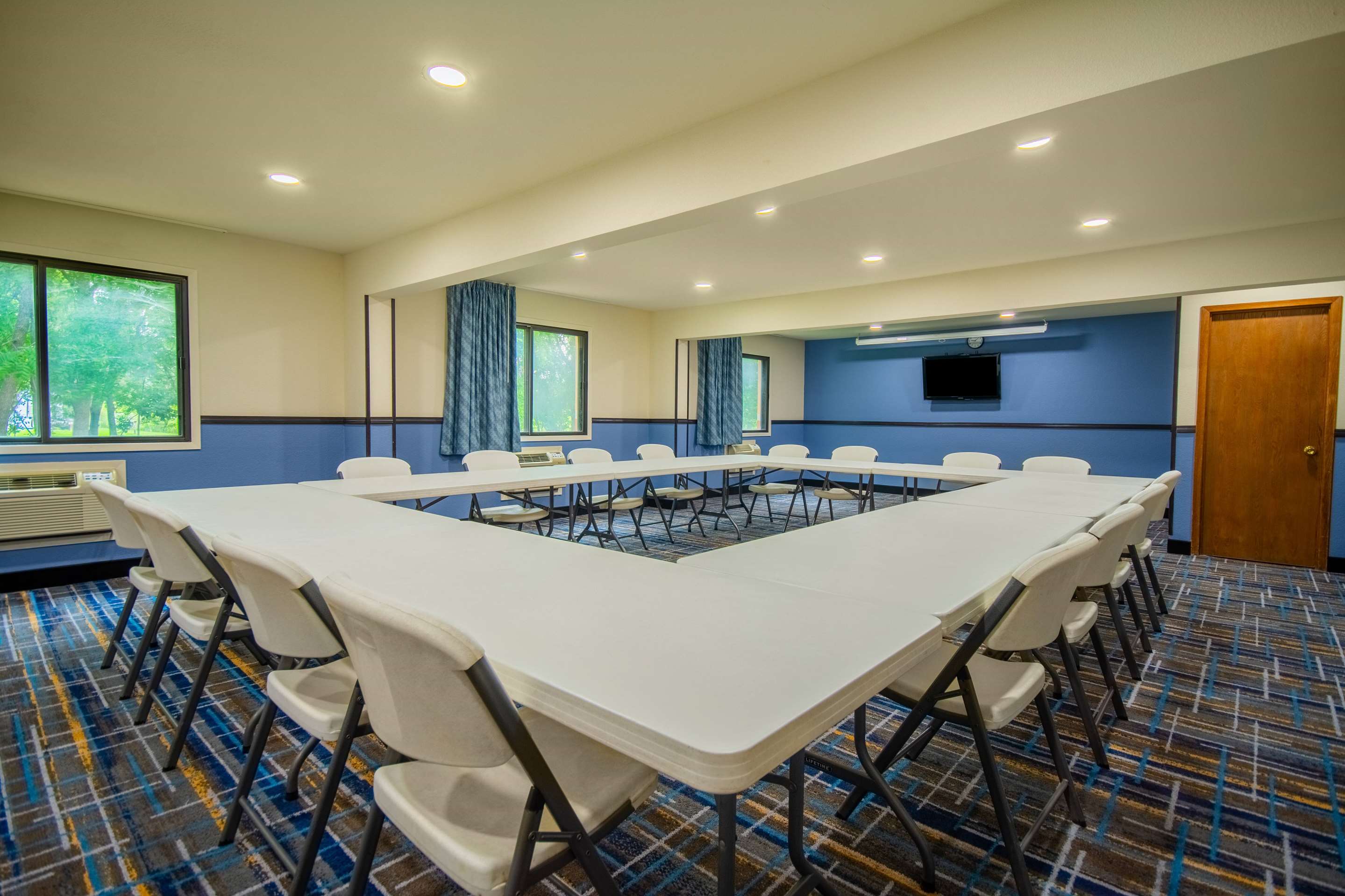 Meeting Room | Days Inn & Suites by Wyndham Waterloo