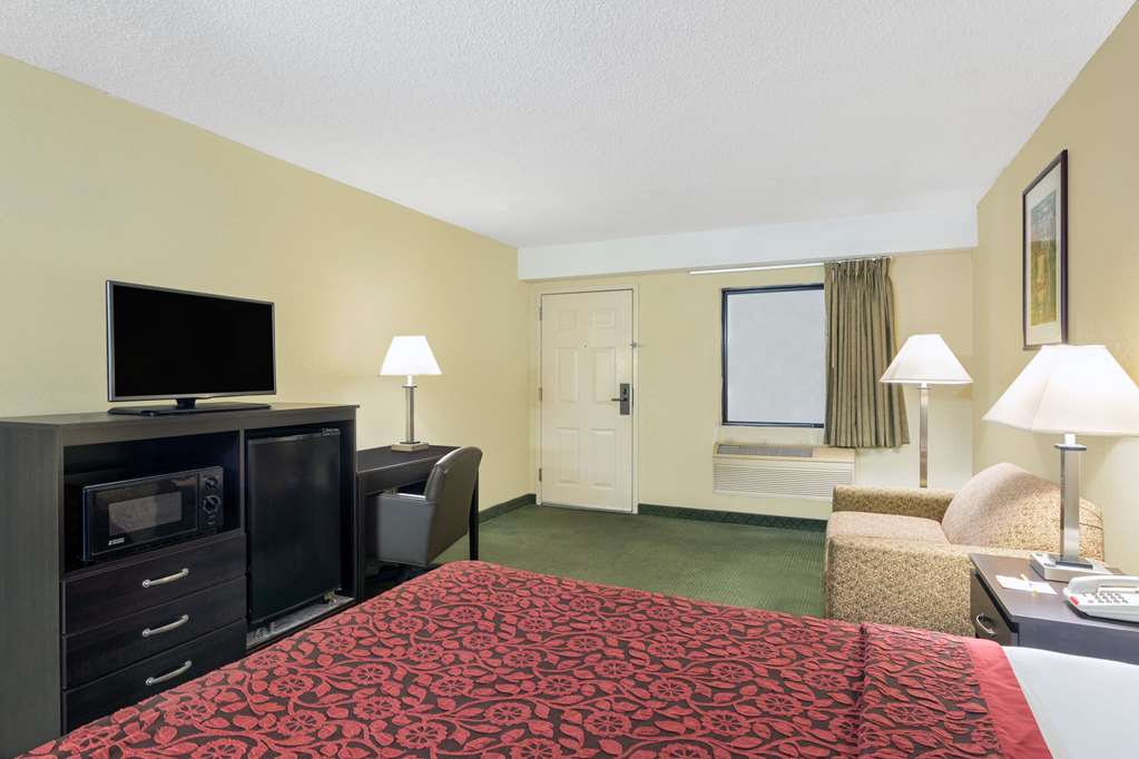 DAYS INN & SUITES BY WYNDHAM C-guestroom-Guest Room,Suite,On-Site.jpg