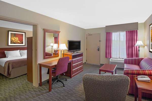Suite - Baymont Inn & Suites Jacksonville
