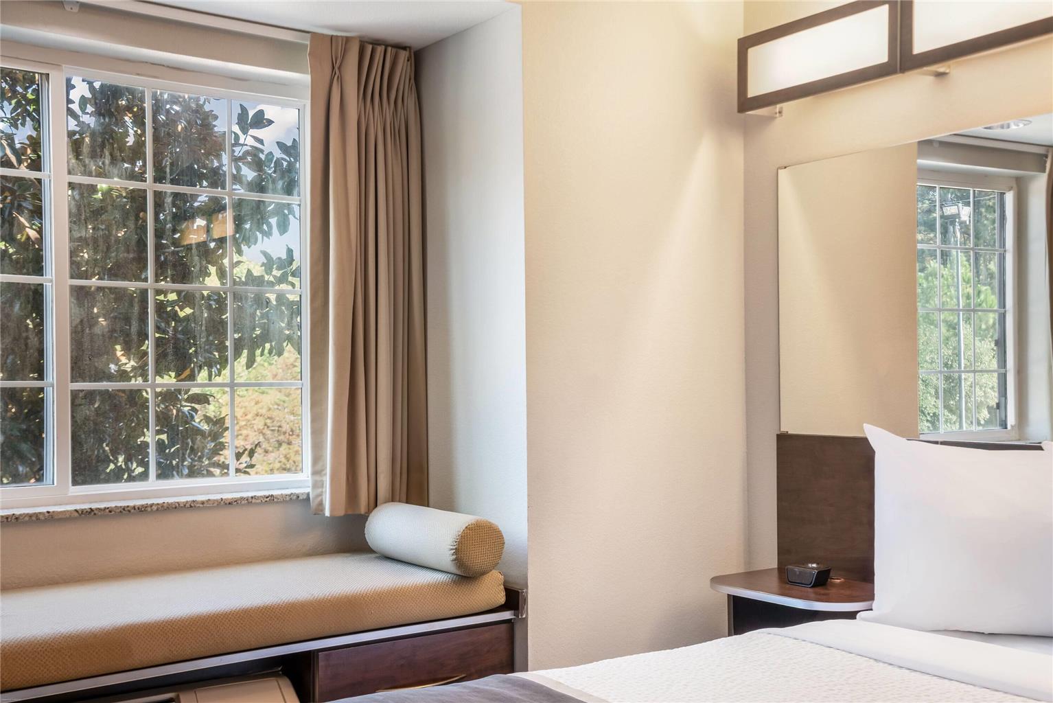 MICROTEL INN & SUITES BY WYNDHAM PE-guestroom-Guest Room,Queen bed,On-Site.jpg