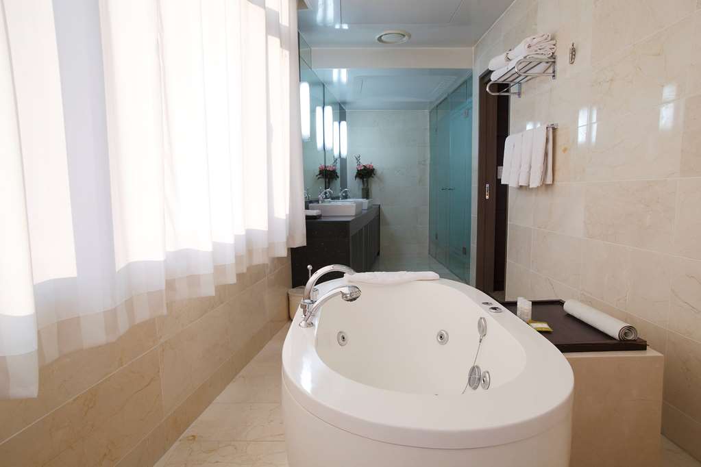 RAMADA HOTEL DONGTAN-guestroom-Guest Room,Bathroom,On-Site.jpg