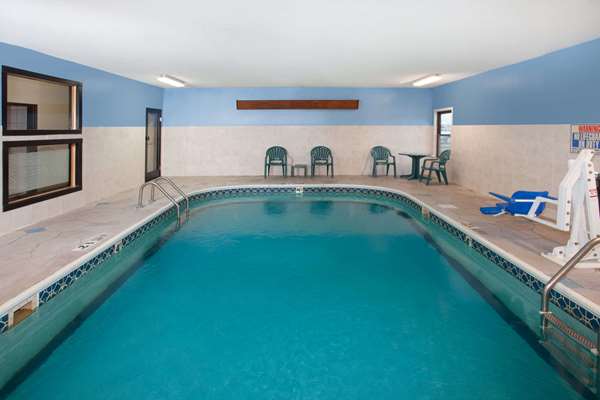 Pool - Baymont Inn & Suites Morton - I-74, Exit 102