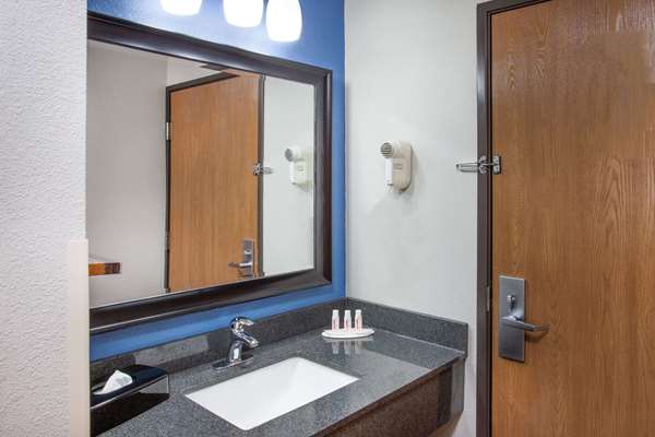  - Baymont Inn & Suites Morton - I-74, Exit 102