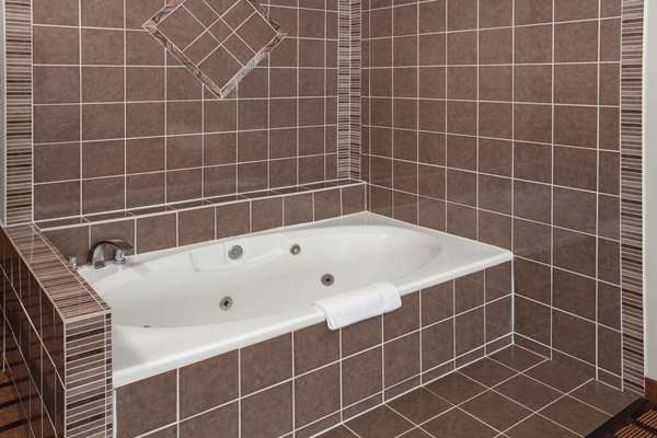 Suite - Baymont Inn & Suites Morton - I-74, Exit 102