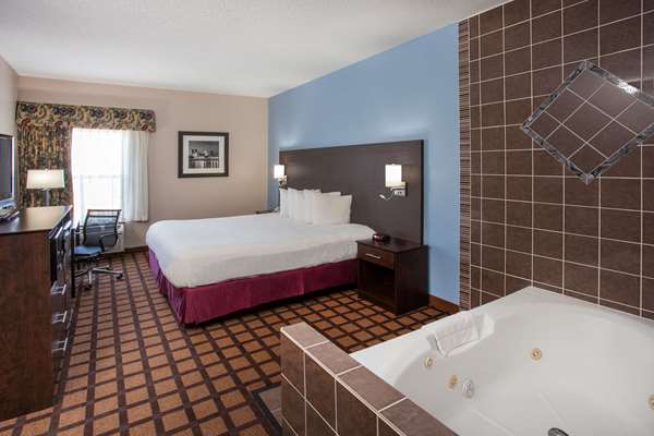 Suite - Baymont Inn & Suites Morton - I-74, Exit 102