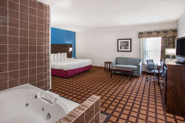 Suite - Baymont Inn & Suites Morton - I-74, Exit 102