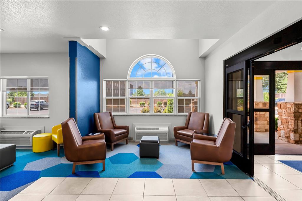 MICROTEL INN & SUITES BY WYNDHAM SE-guestroom-Sitting area,On-Site.jpg