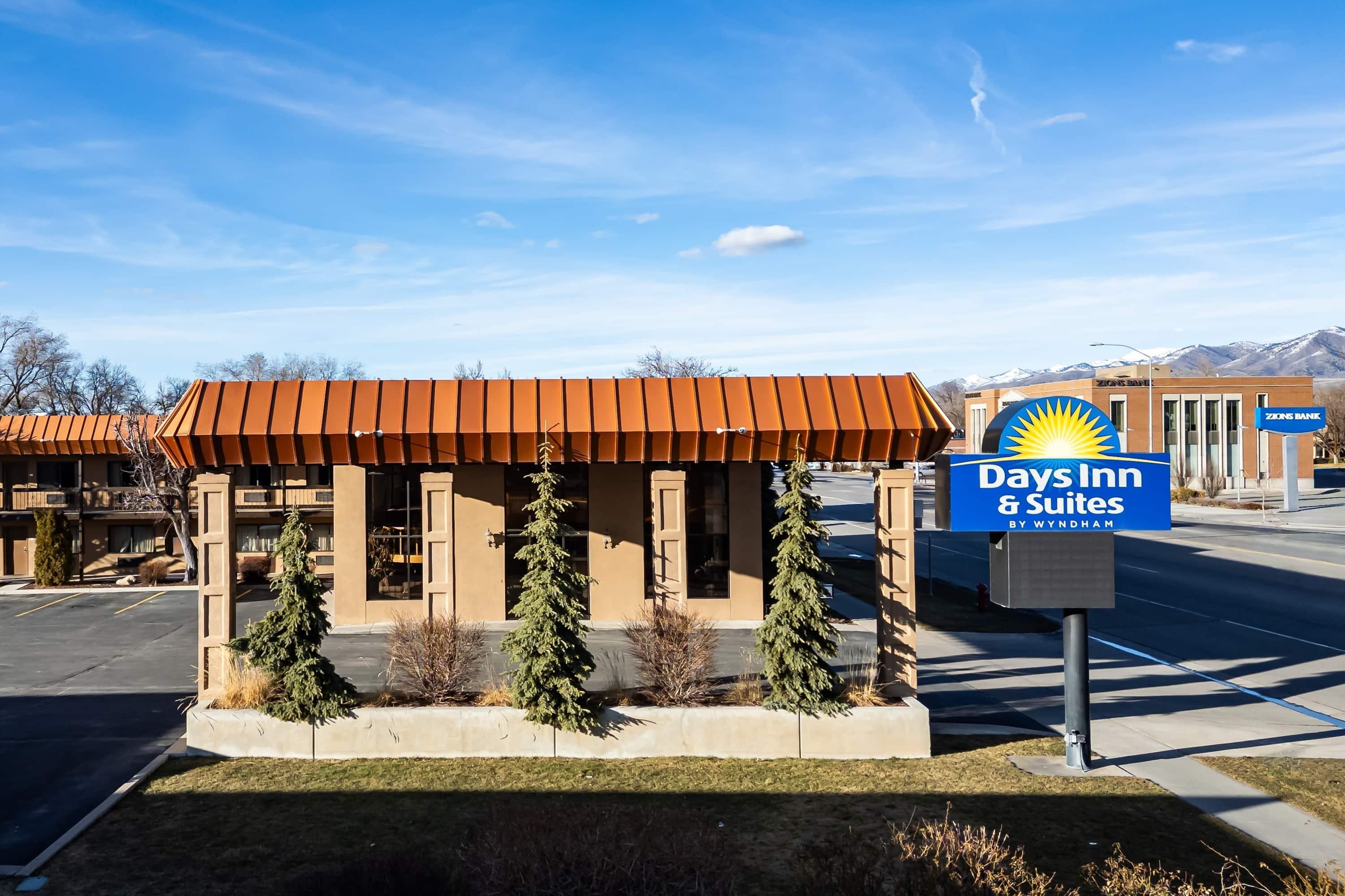 Exterior | Days Inn & Suites by Wyndham Logan