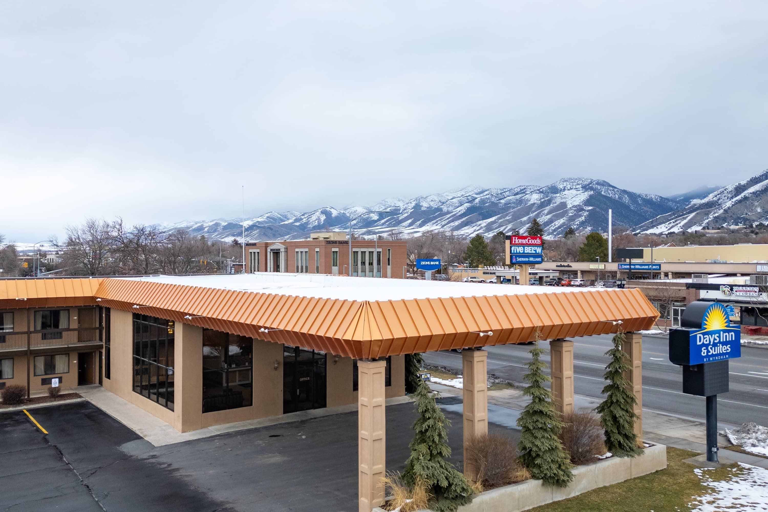 Exterior | Days Inn & Suites by Wyndham Logan