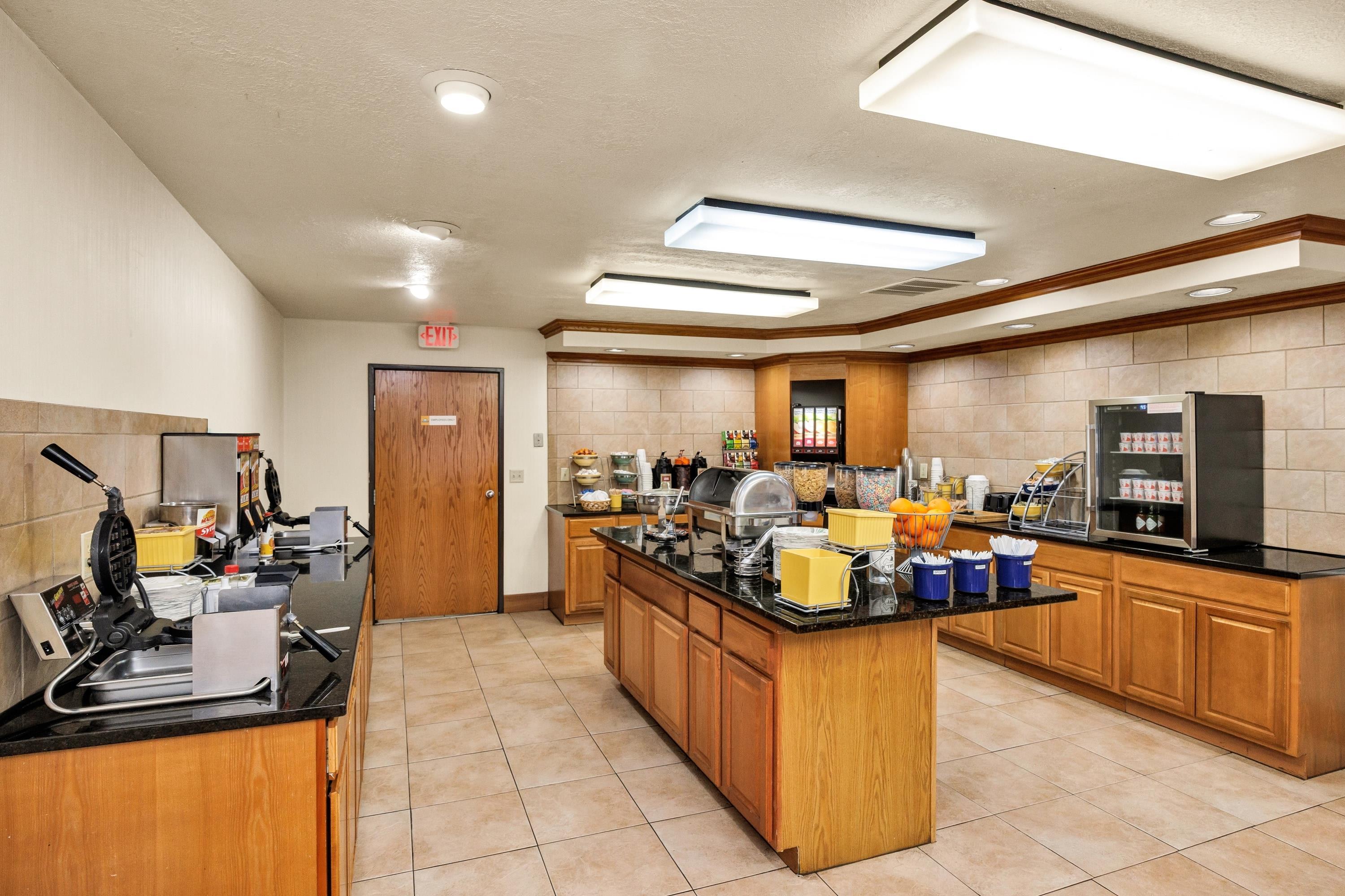 Breakfast Area | Days Inn & Suites by Wyndham Logan