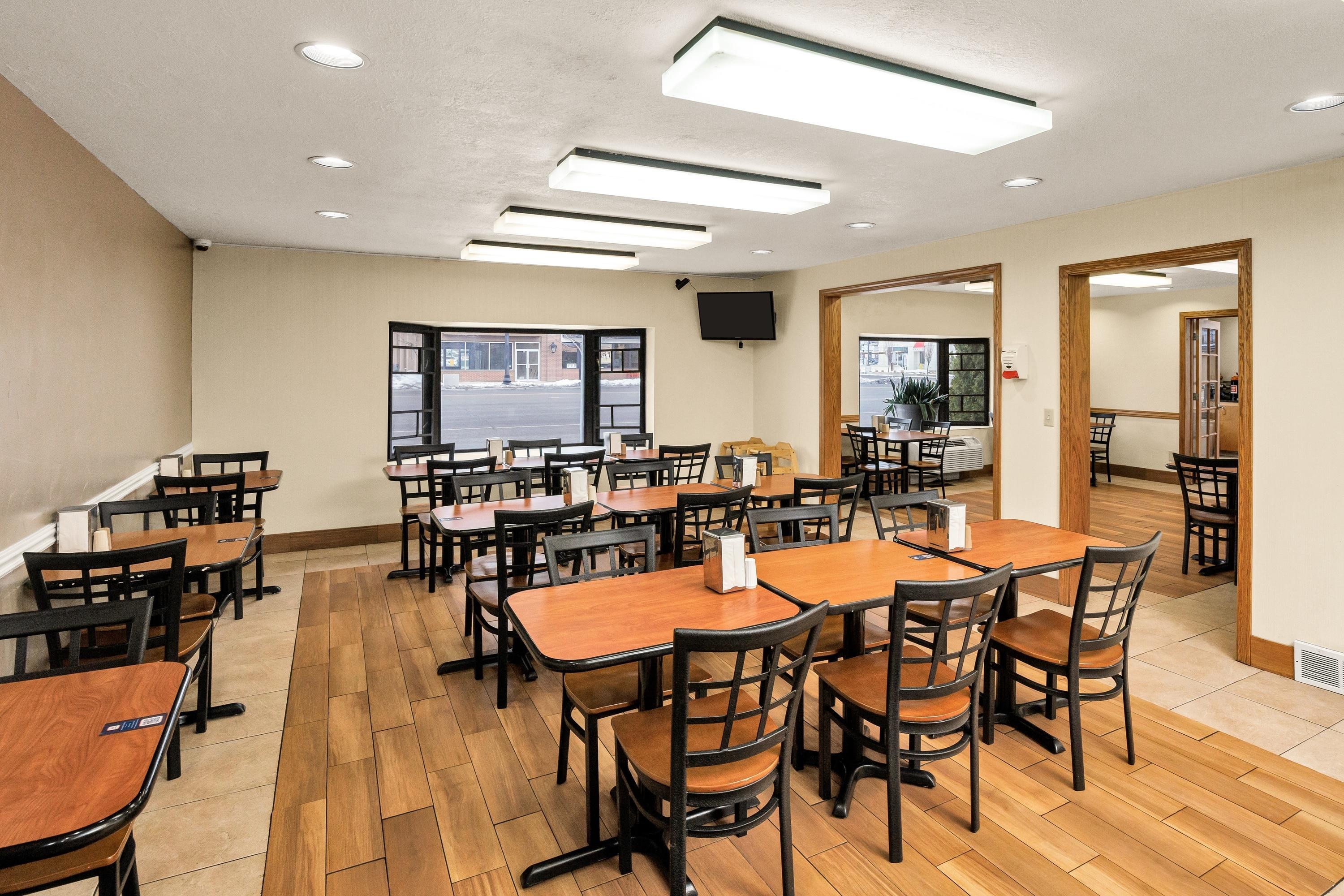 Breakfast Area | Days Inn & Suites by Wyndham Logan