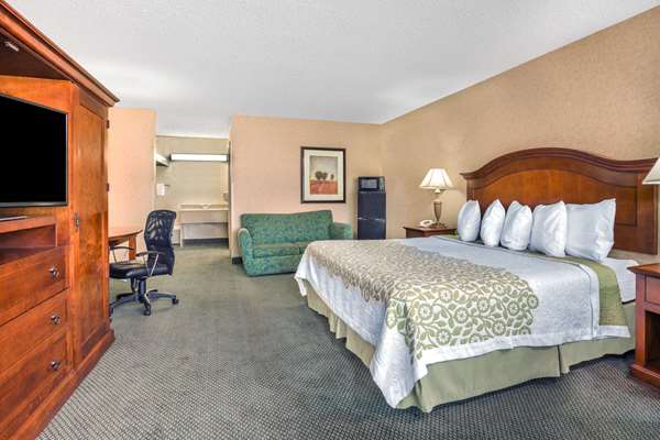 Suite - Days Inn Klamath Falls