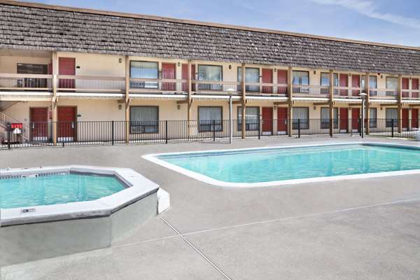 Pool - Days Inn Klamath Falls