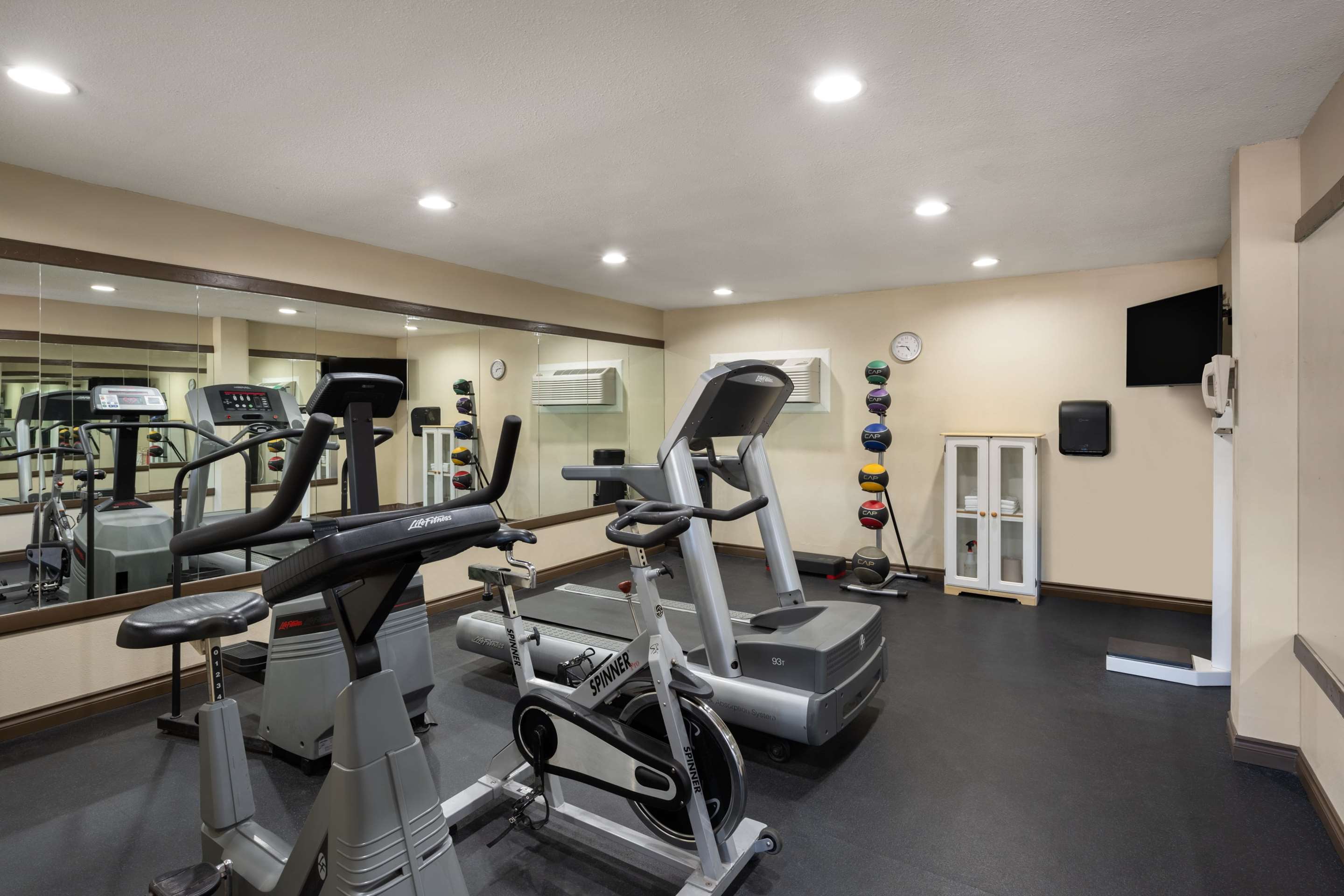 Health club fitness center gym | Days Inn by Wyndham Klamath Falls