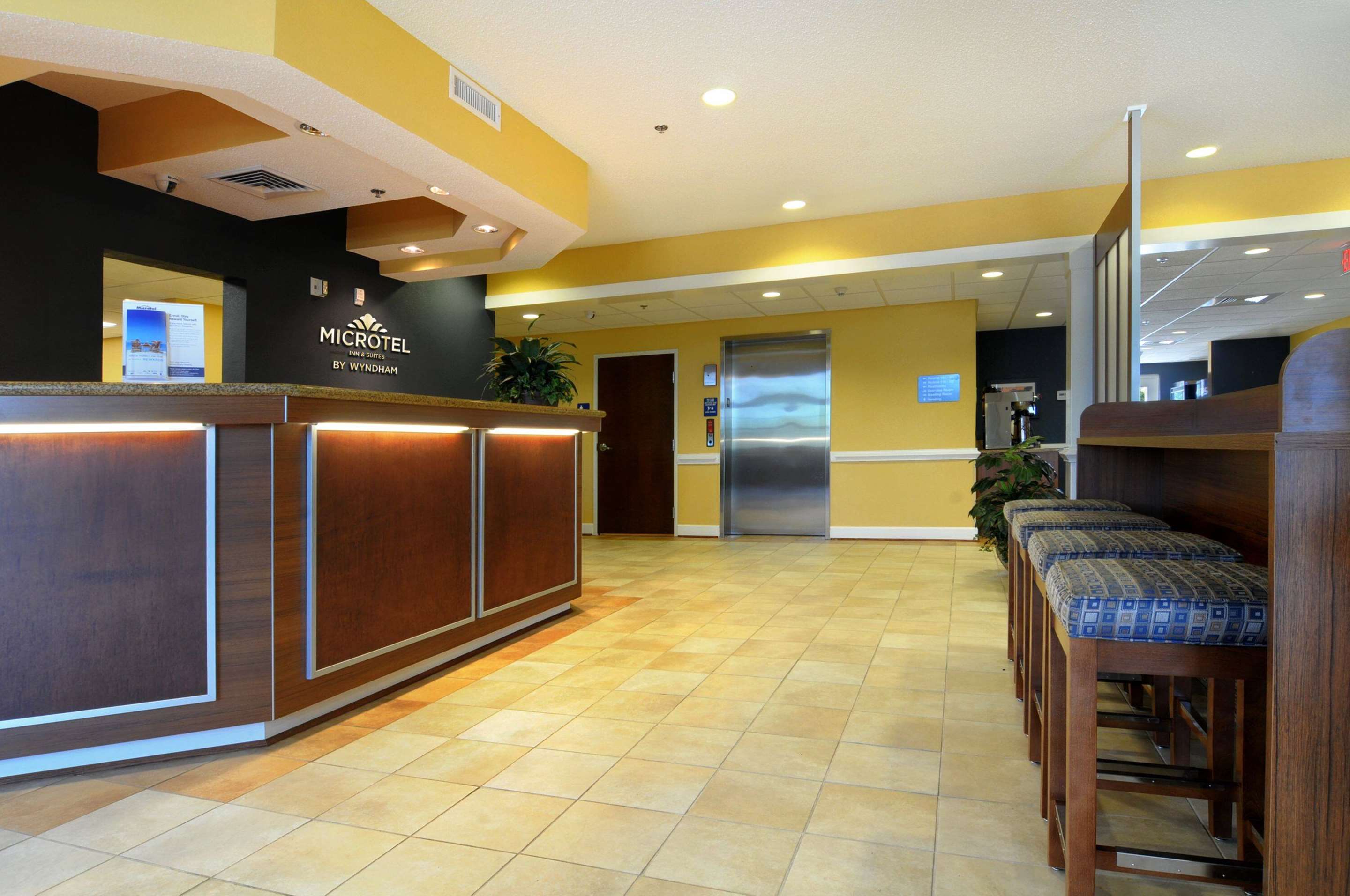 Lobby | Microtel Inn & Suites by Wyndham Columbus/Near Fort Moore