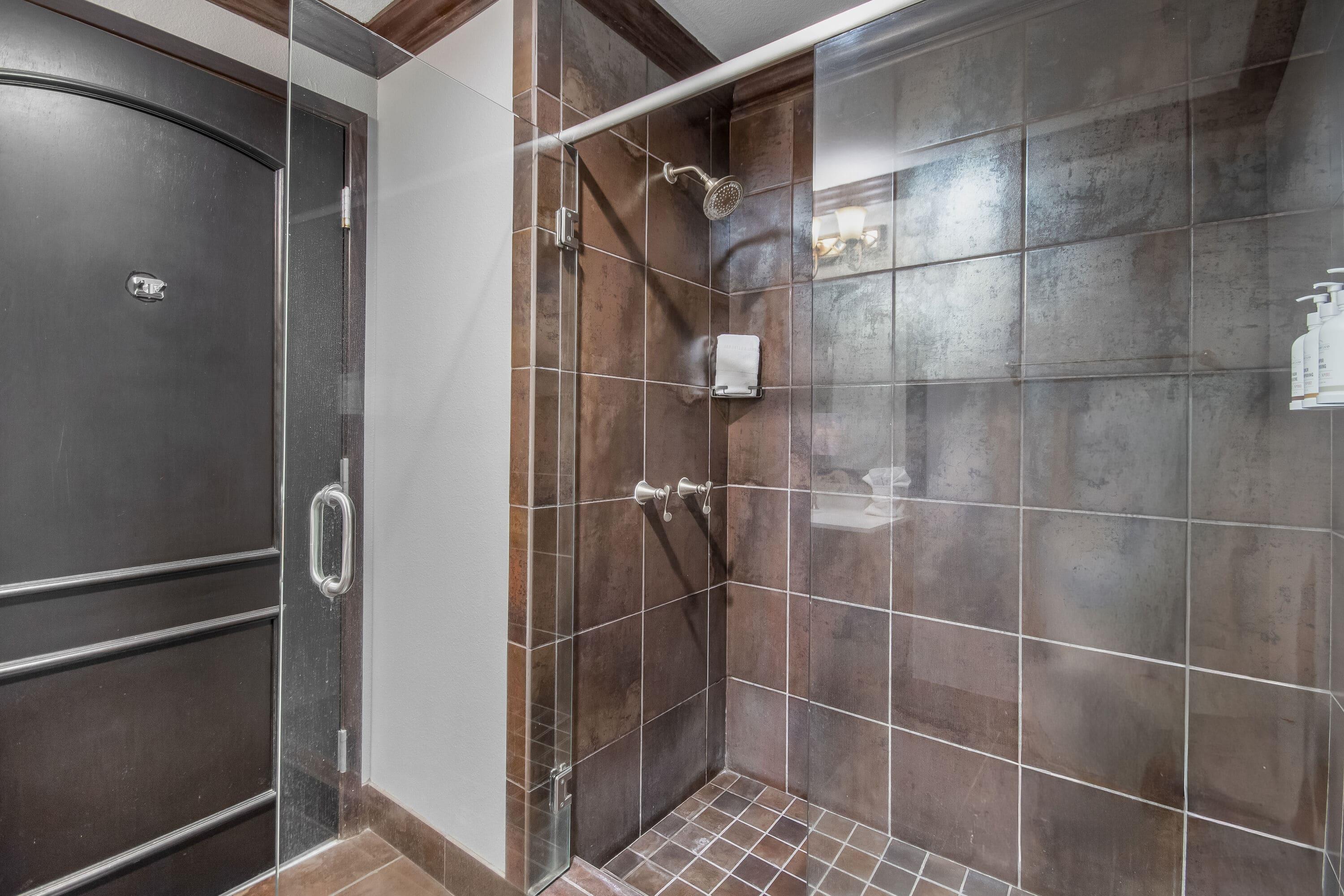 Suite bath