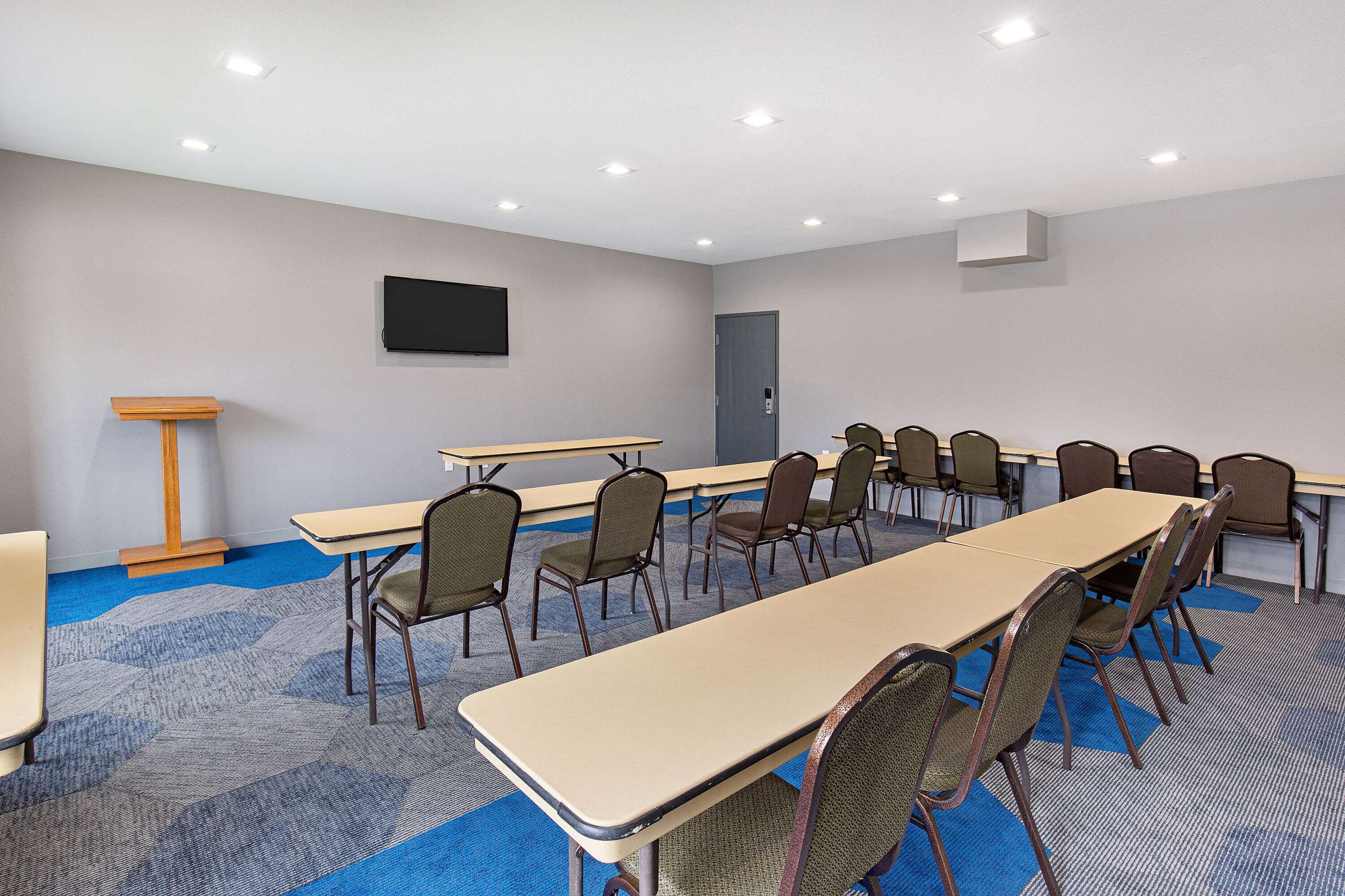 Meeting Room | Microtel Inn & Suites by Wyndham Manchester