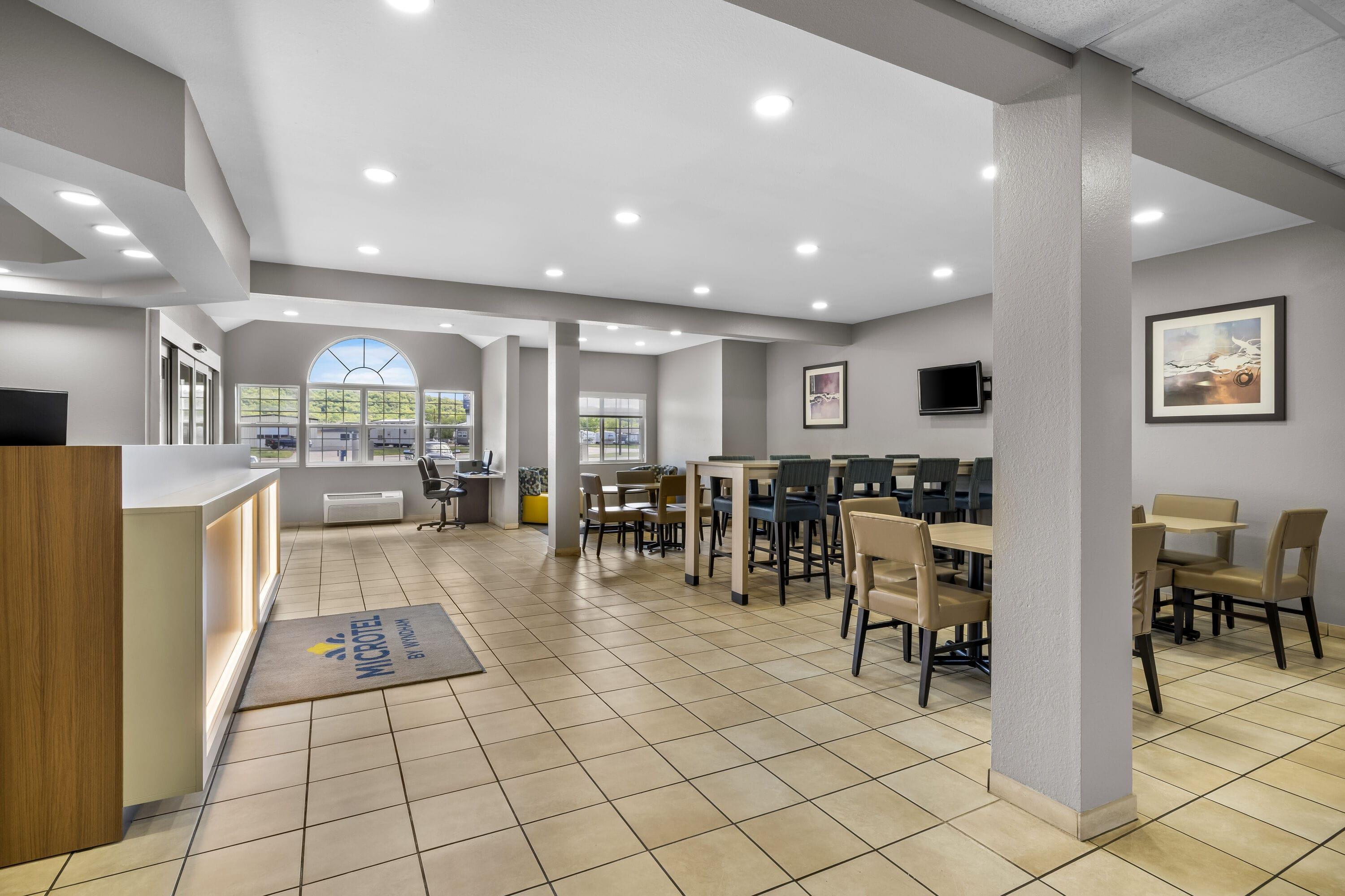 Lobby | Microtel Inn & Suites by Wyndham Prairie du Chien