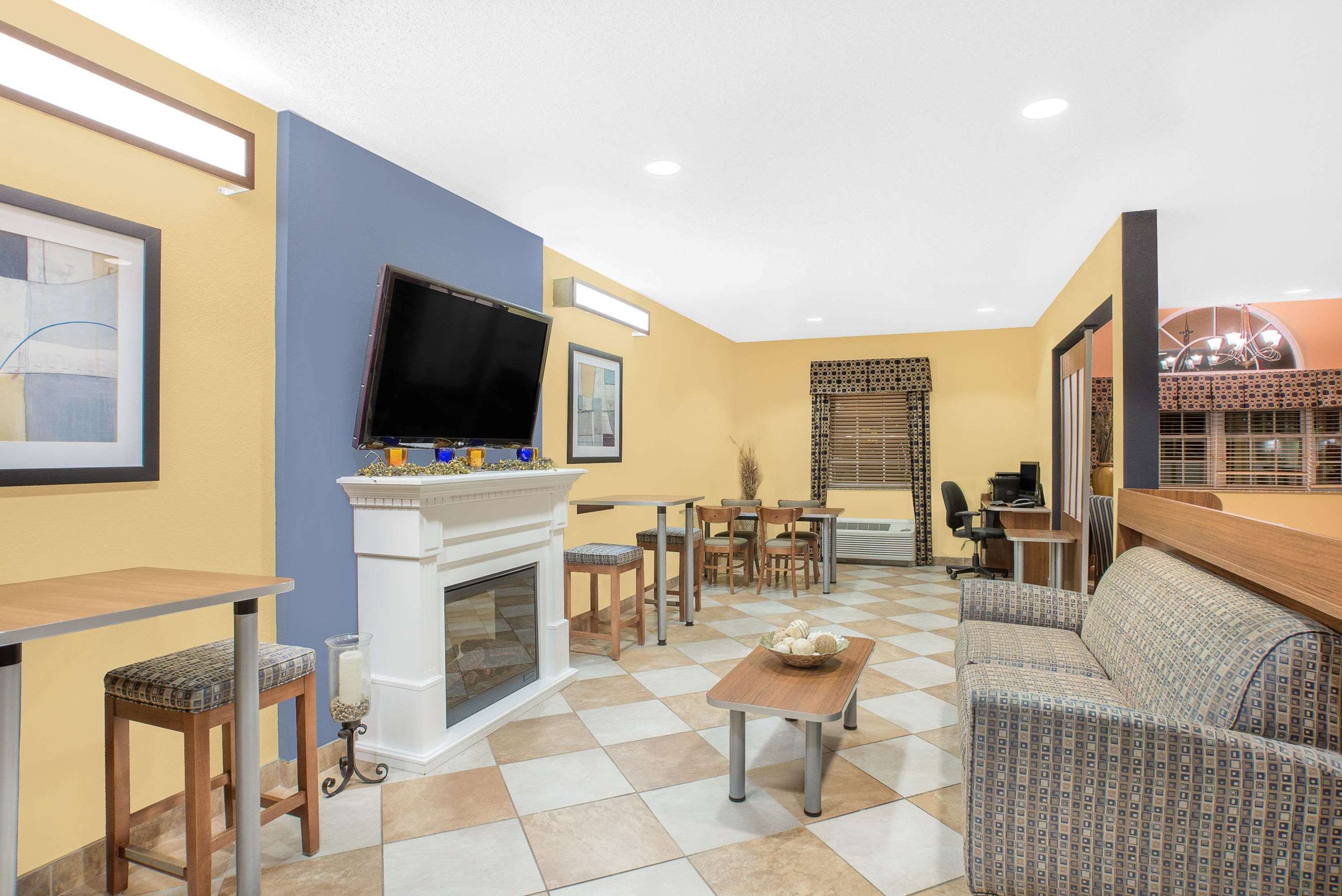 Lobby | Microtel Inn & Suites by Wyndham Chili/Rochester Airport