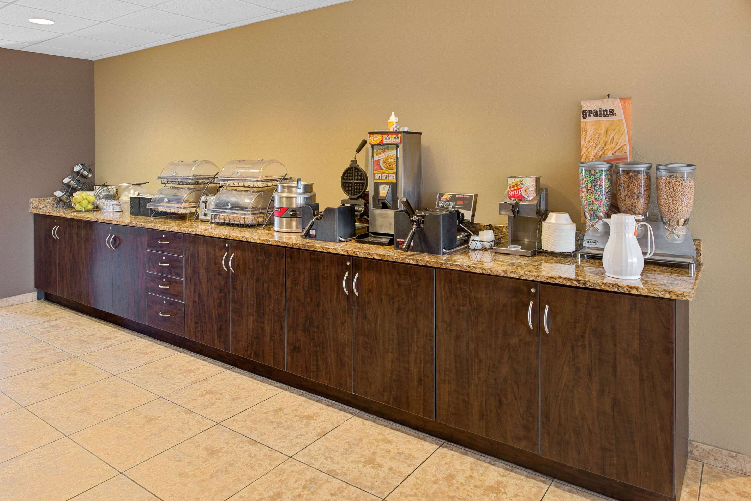 Breakfast Area | Microtel Inn & Suites by Wyndham Council Bluffs/Omaha