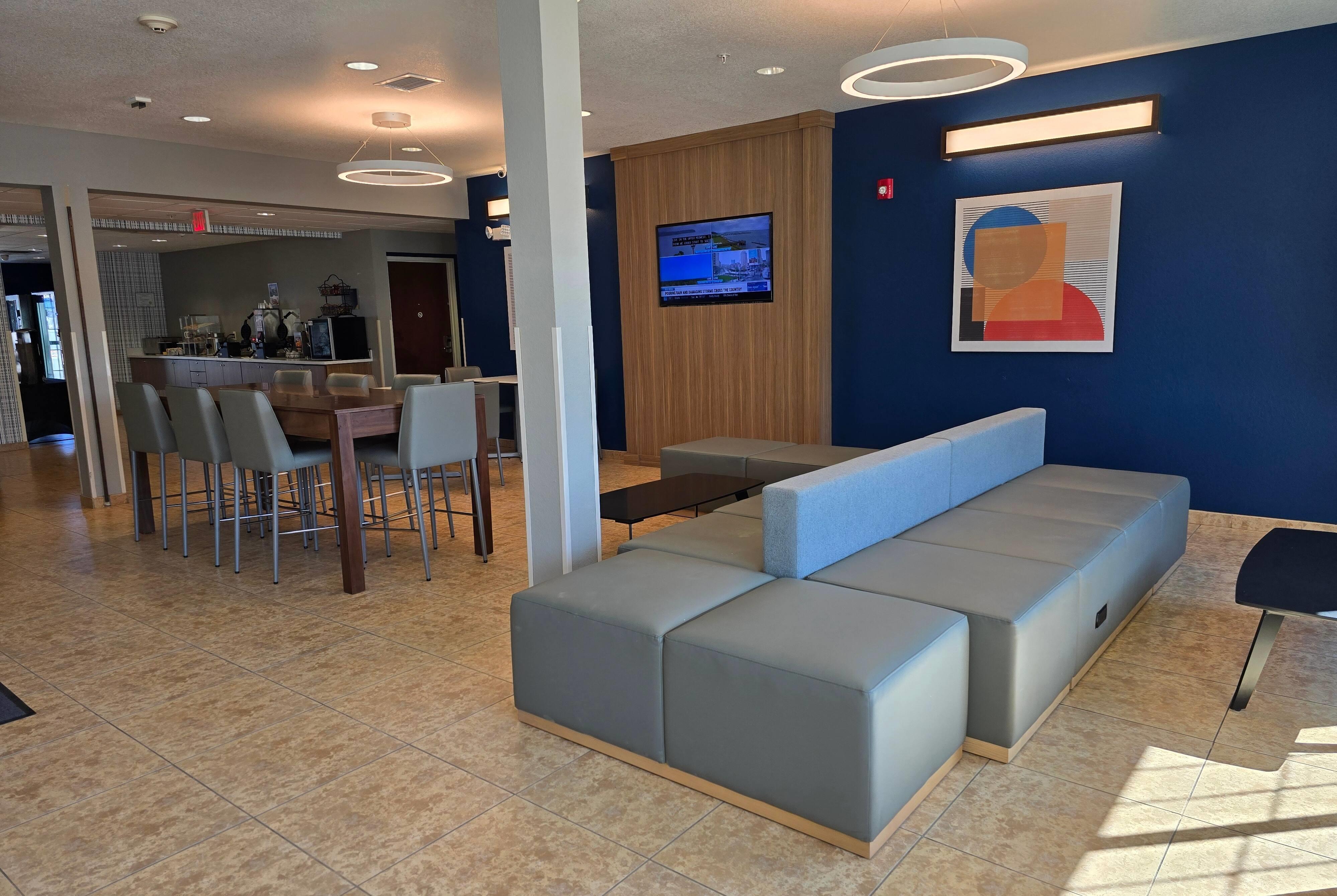 Lobby | Microtel Inn & Suites by Wyndham Council Bluffs/Omaha