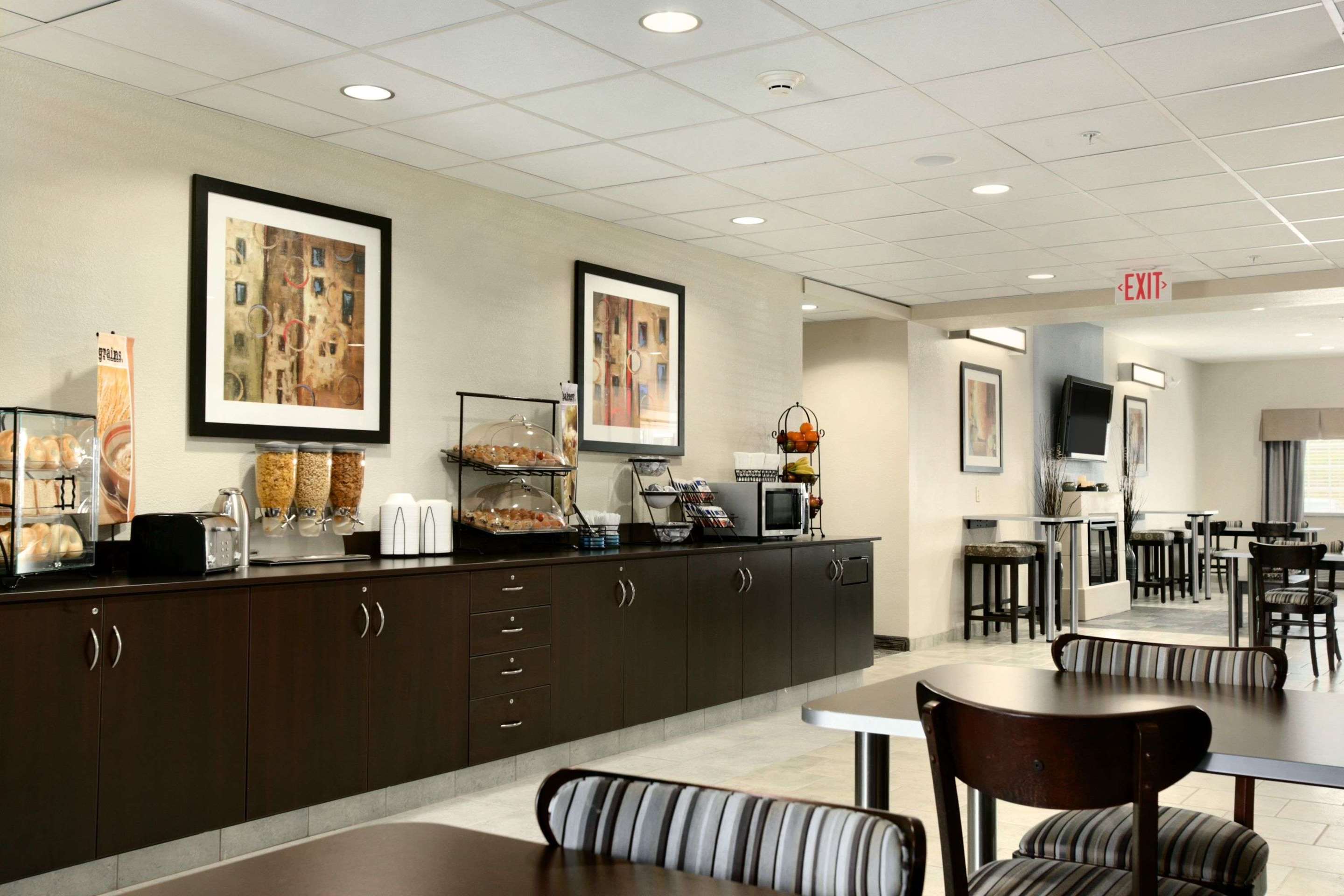 Breakfast Area | Microtel Inn and Suites by Wyndham - Geneva