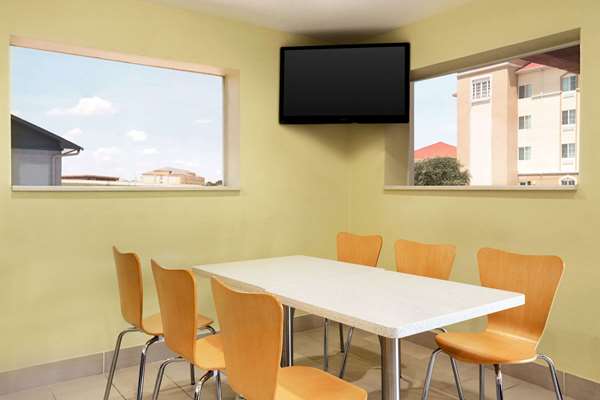  - Super 8 Motel Corsicana - I-45, Exit 231